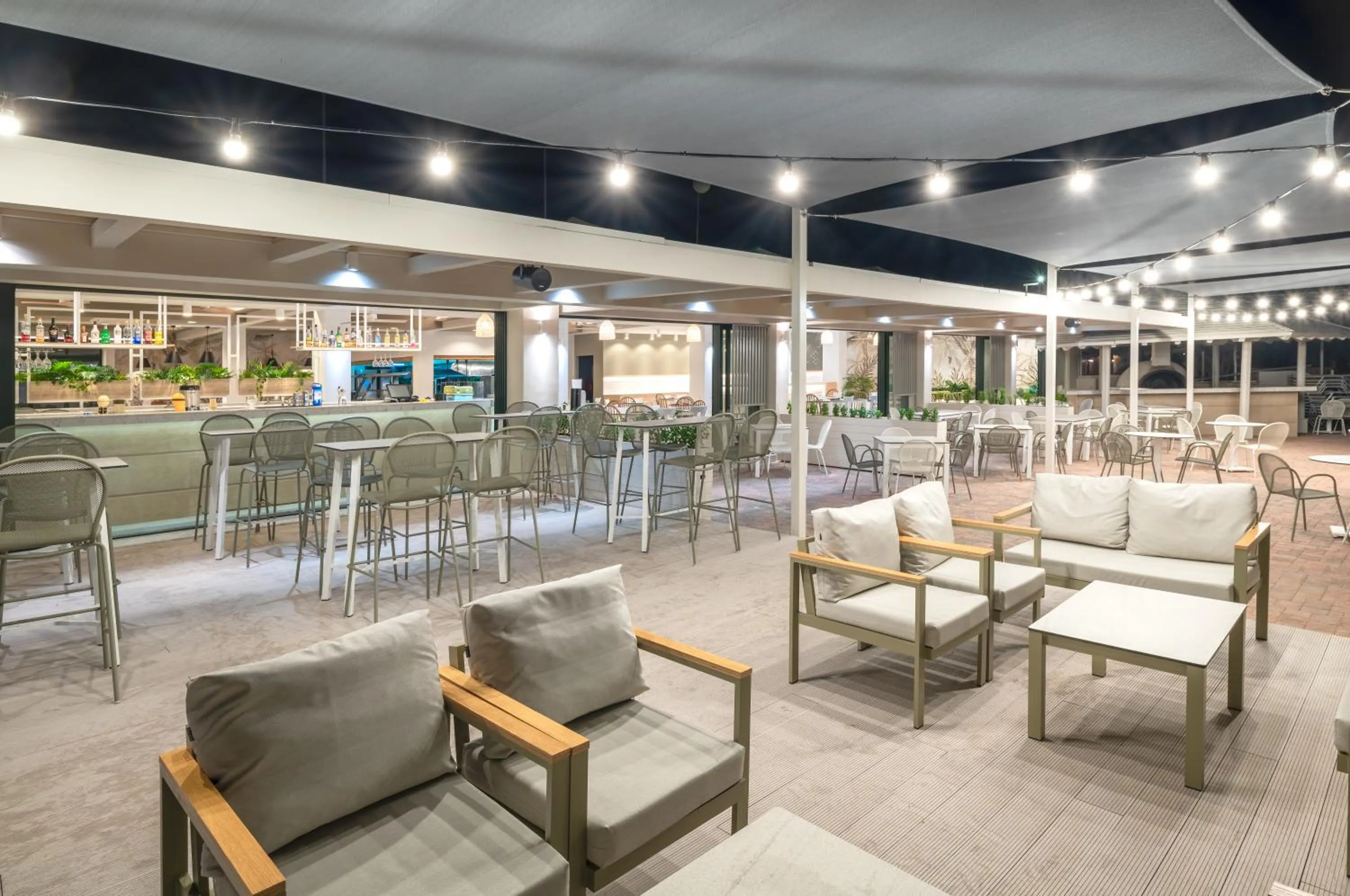 Restaurant/places to eat in Iolida Beach by Smile Hotels