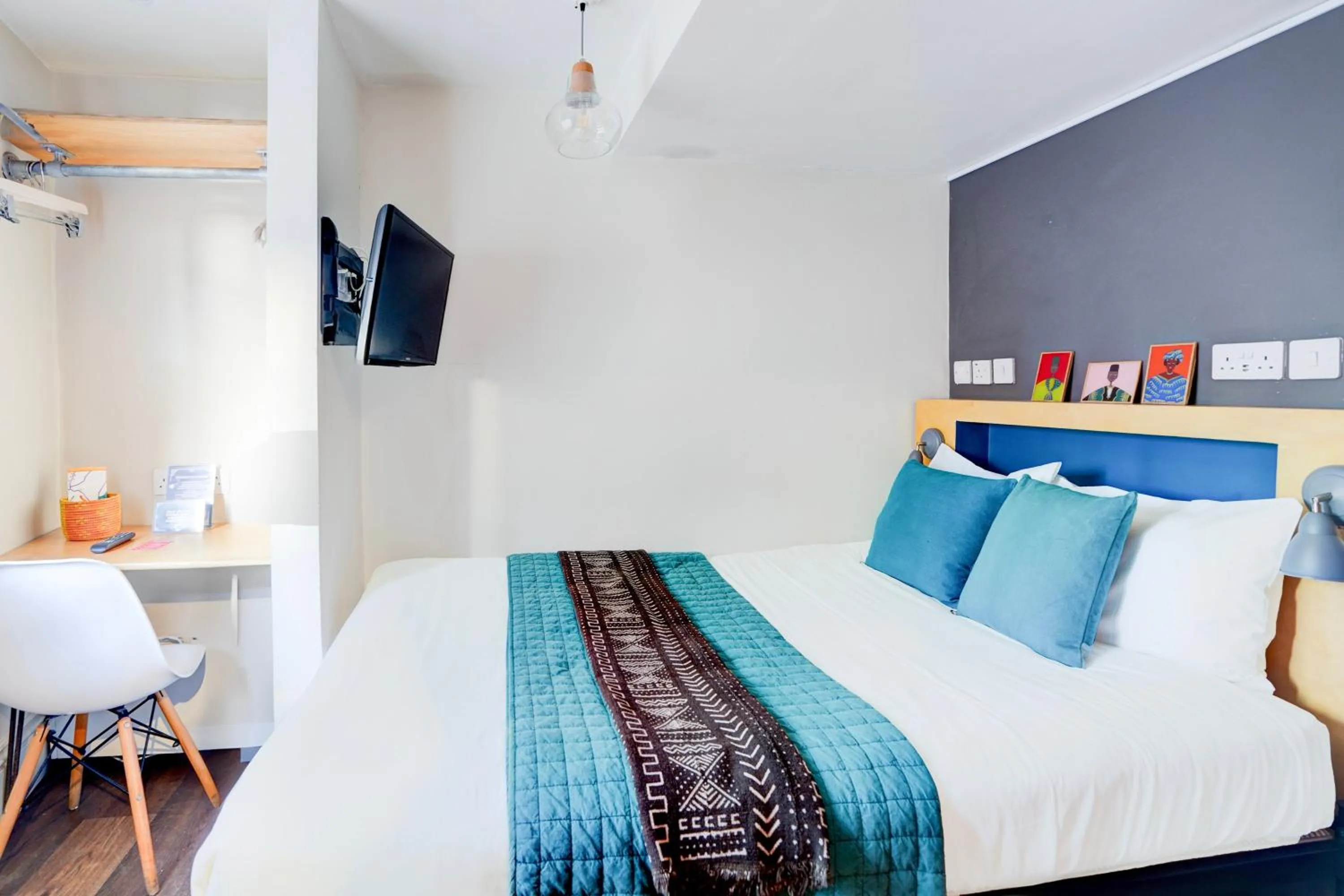 Bedroom, Bed in Peckham Rooms Hotel by Belvilla London