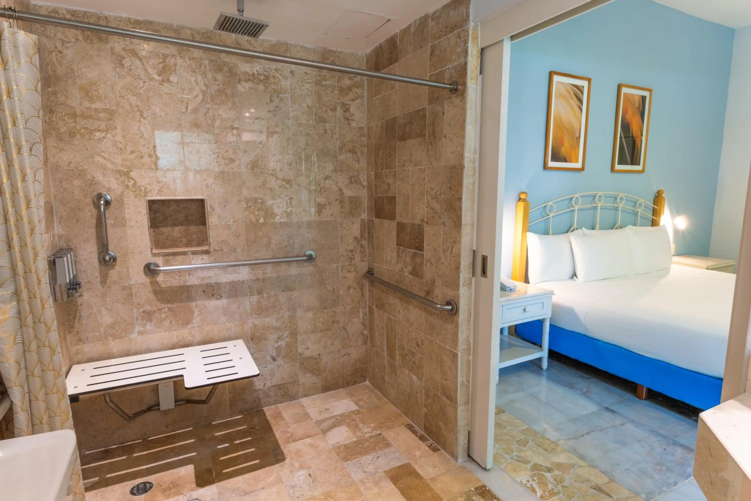 Shower, Bed in Iberostar Waves Cozumel - All Inclusive