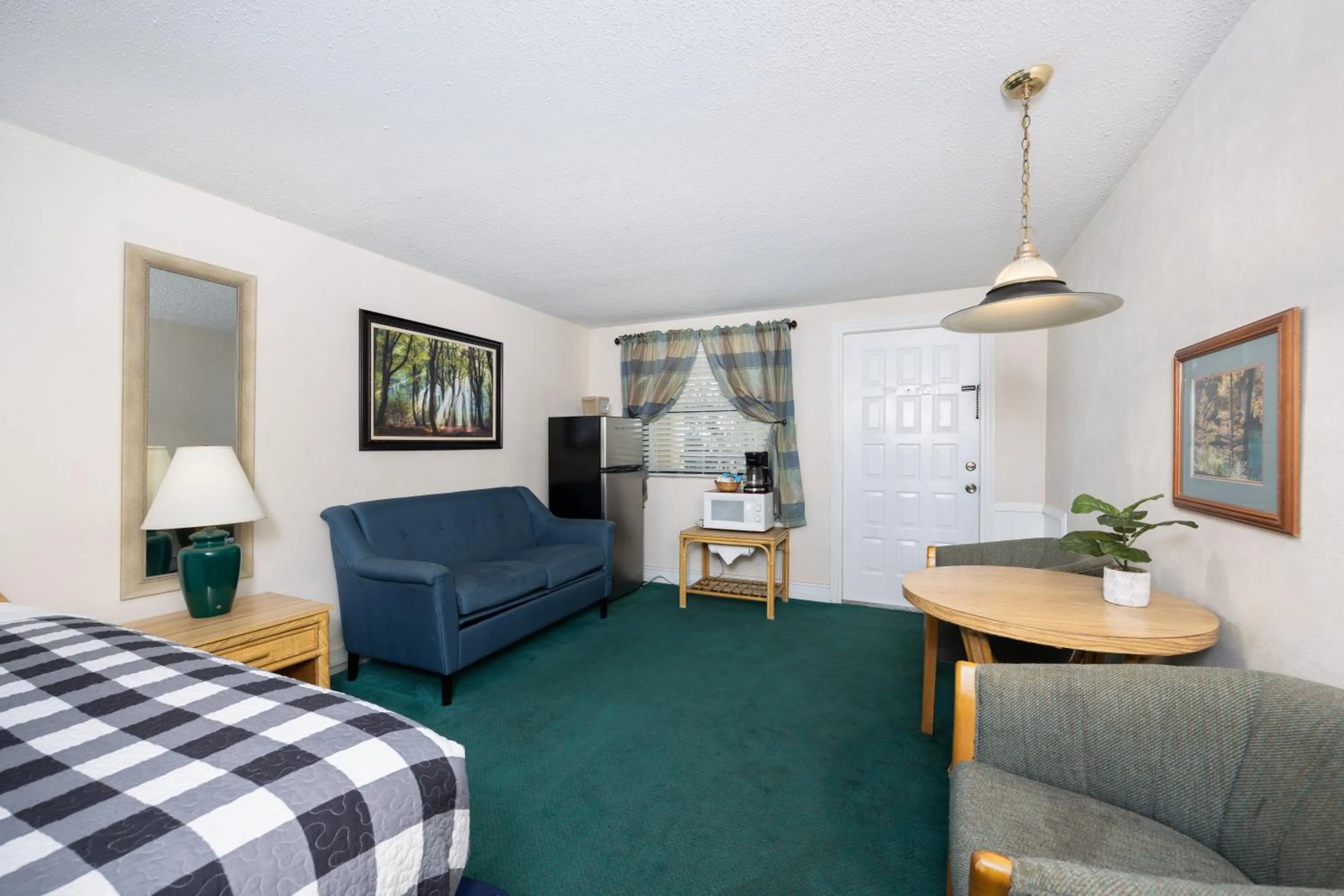 Seating area, Bed in Steinhatchee River Inn and Marina