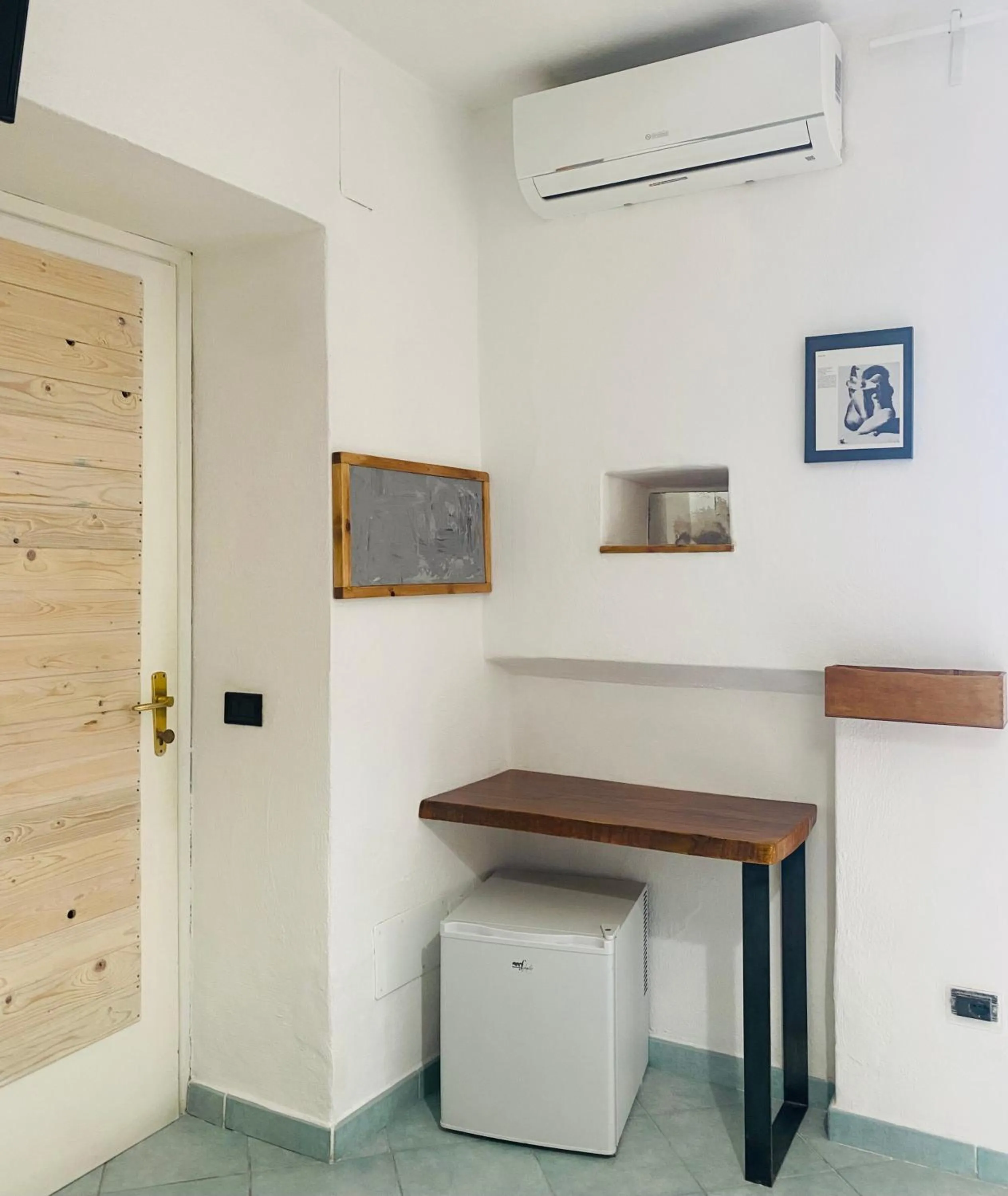 Photo of the whole room in Black Market Hotel