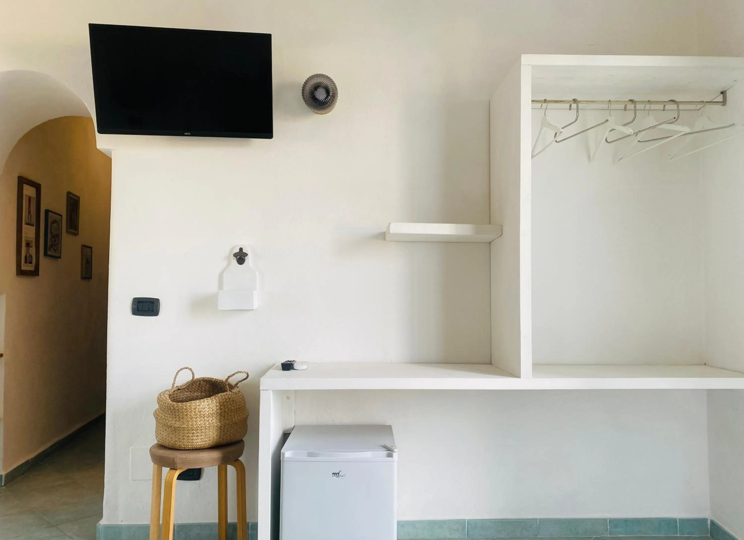 TV and multimedia in Black Market Hotel