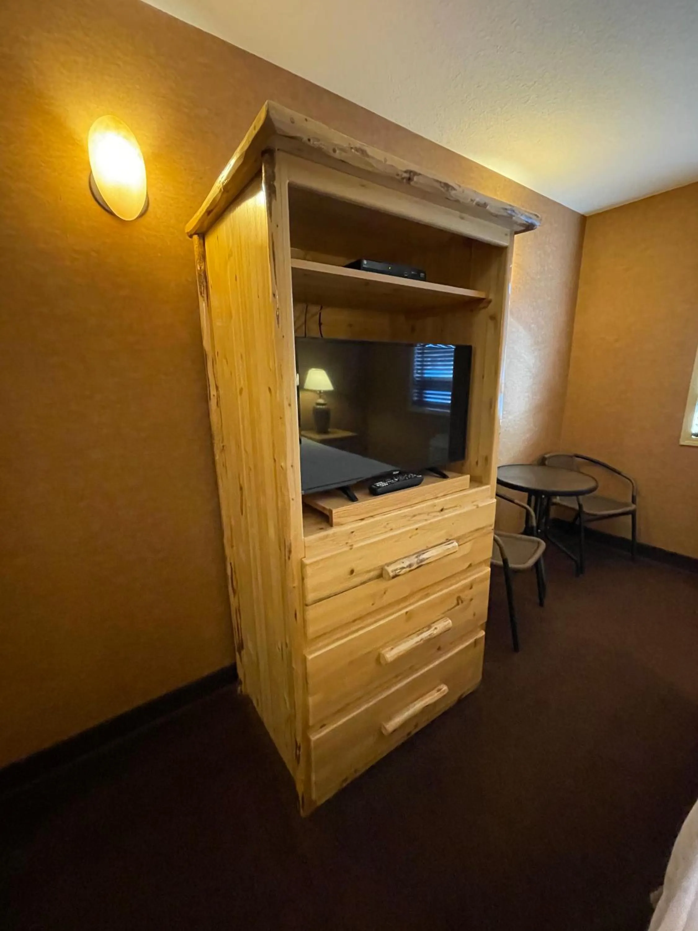 TV and multimedia in Elkwater Lake Lodge and Resort