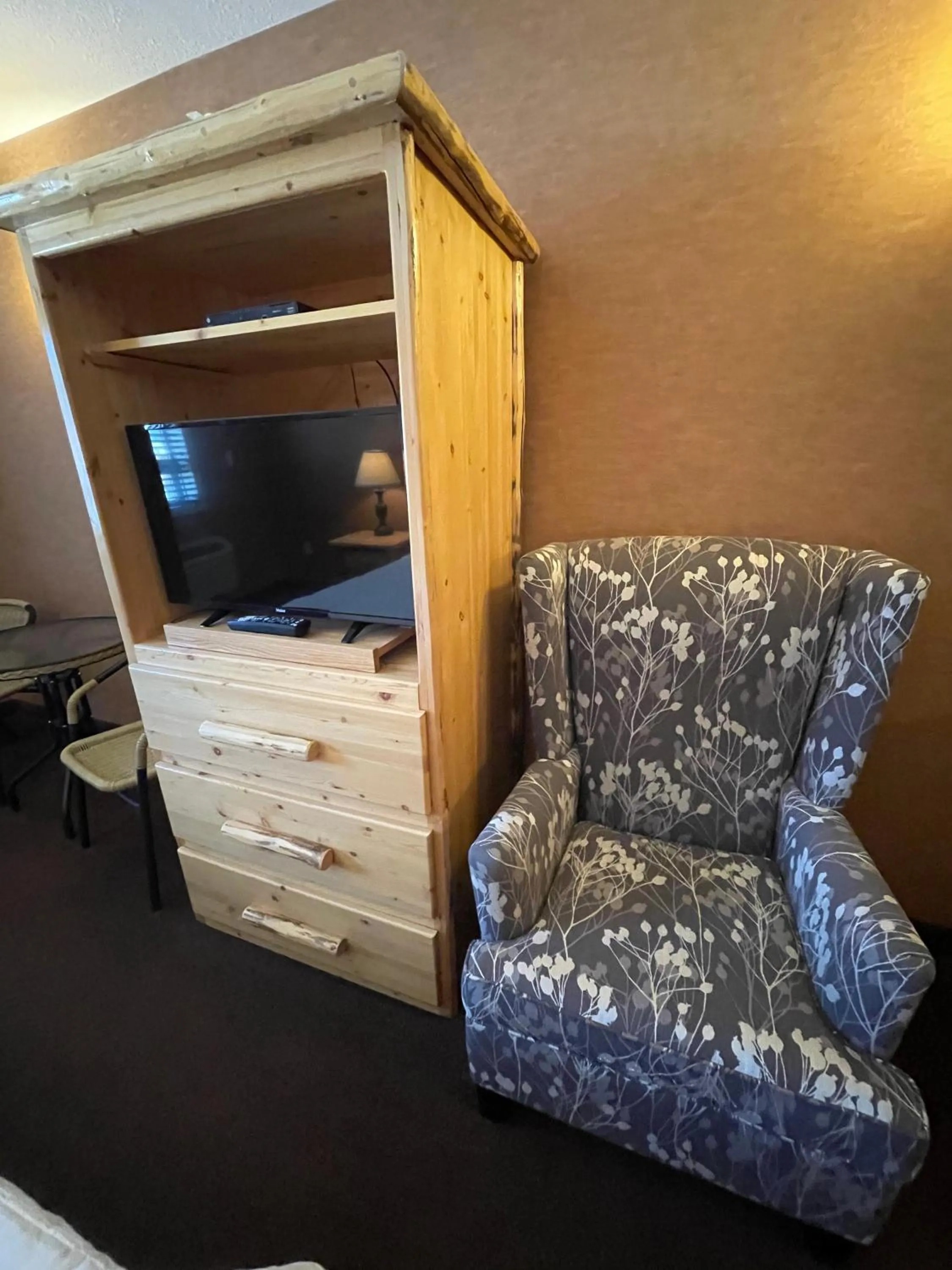 TV and multimedia in Elkwater Lake Lodge and Resort