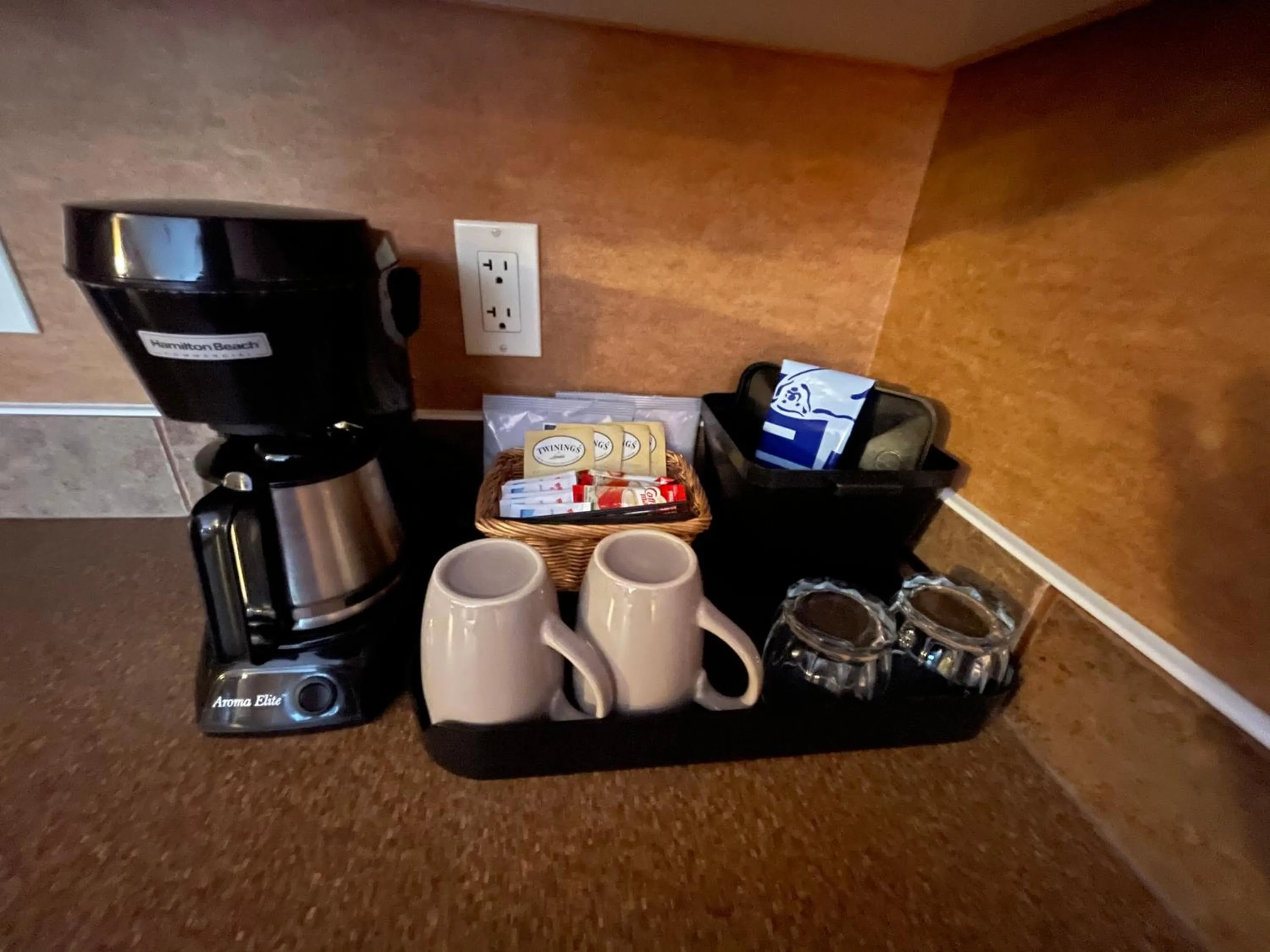 Coffee/tea facilities in Elkwater Lake Lodge and Resort