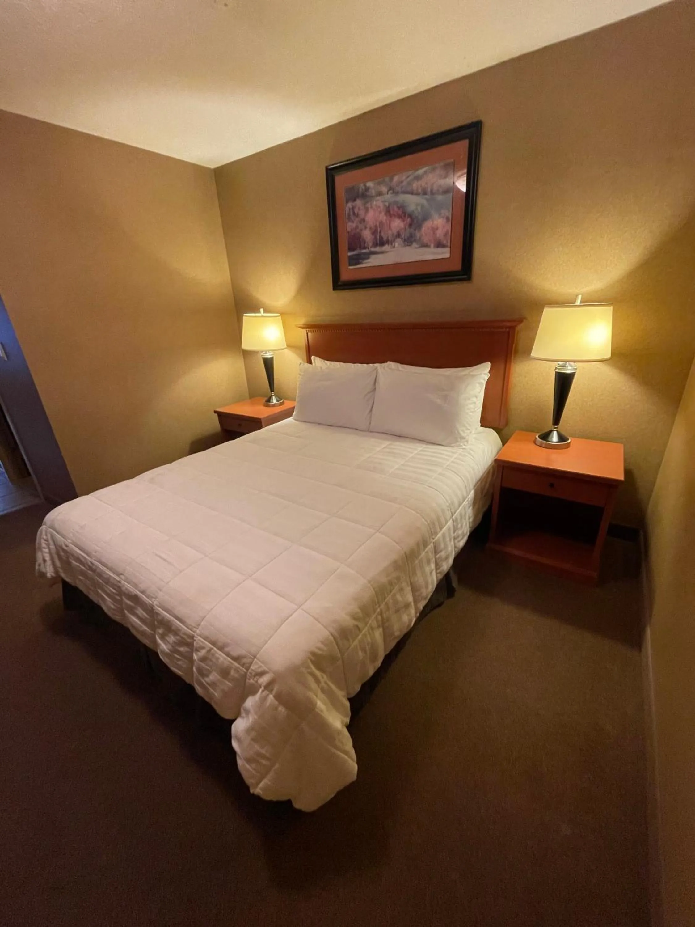 Bed in Elkwater Lake Lodge and Resort
