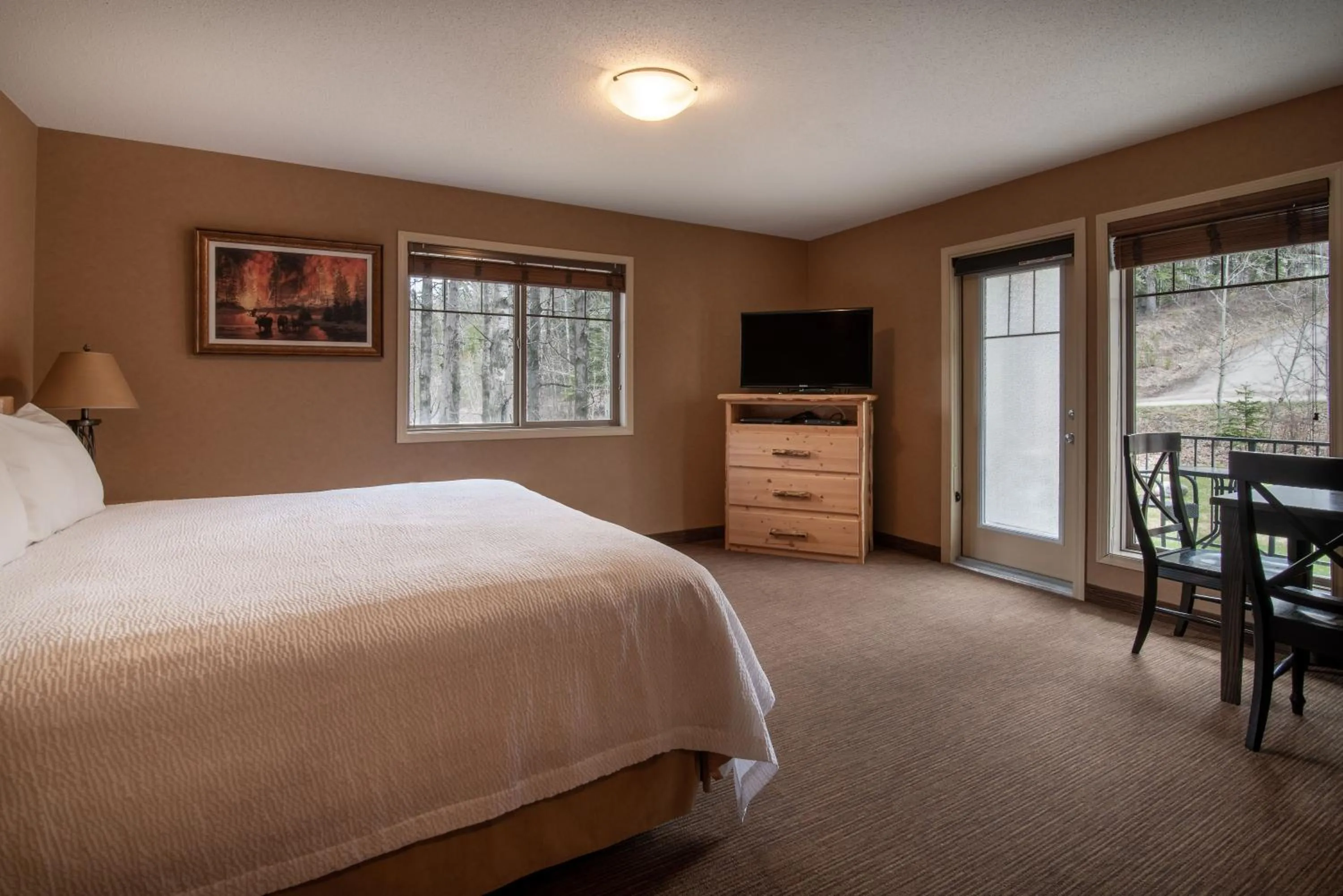 Bed in Elkwater Lake Lodge and Resort