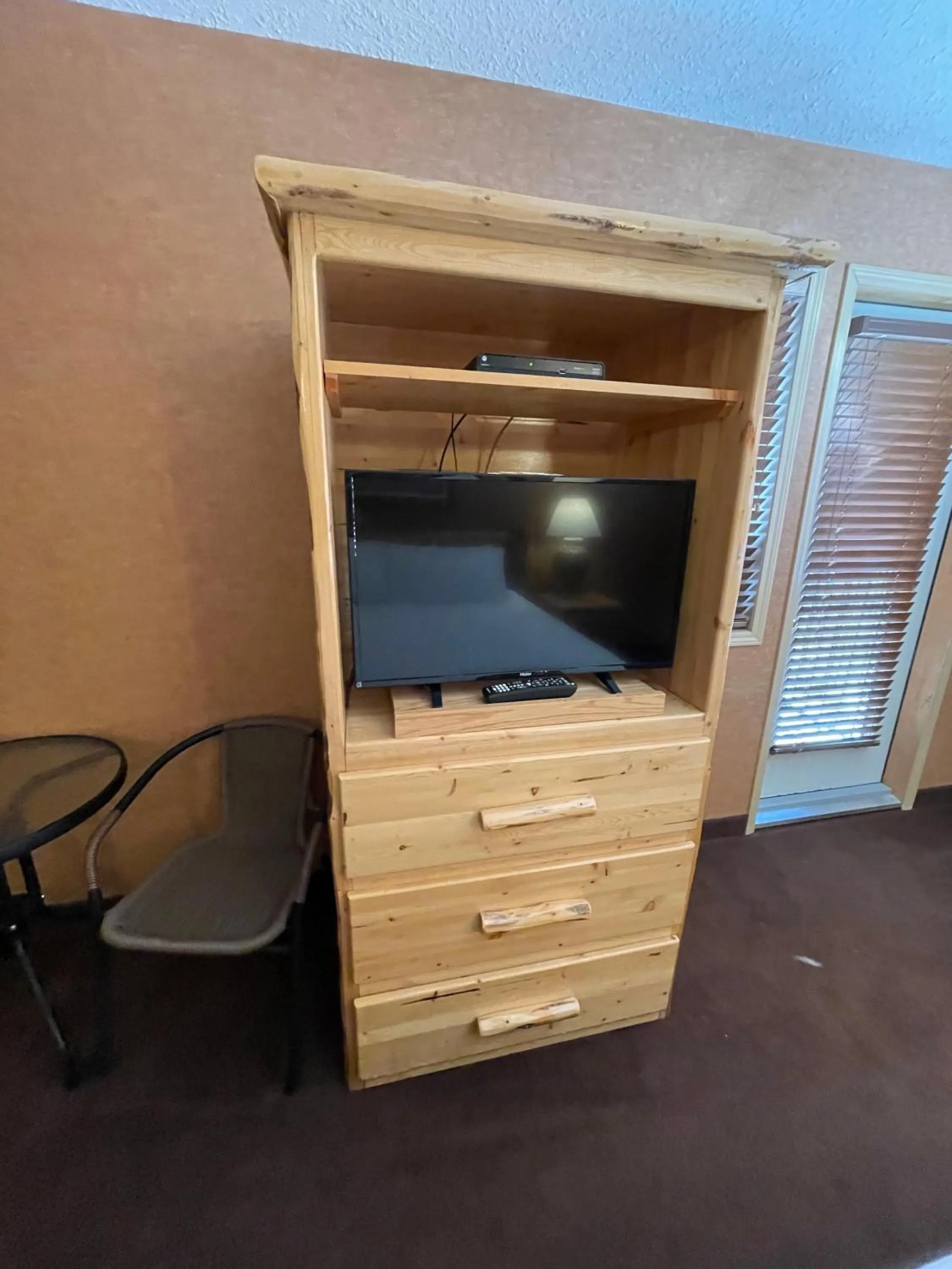 TV and multimedia in Elkwater Lake Lodge and Resort