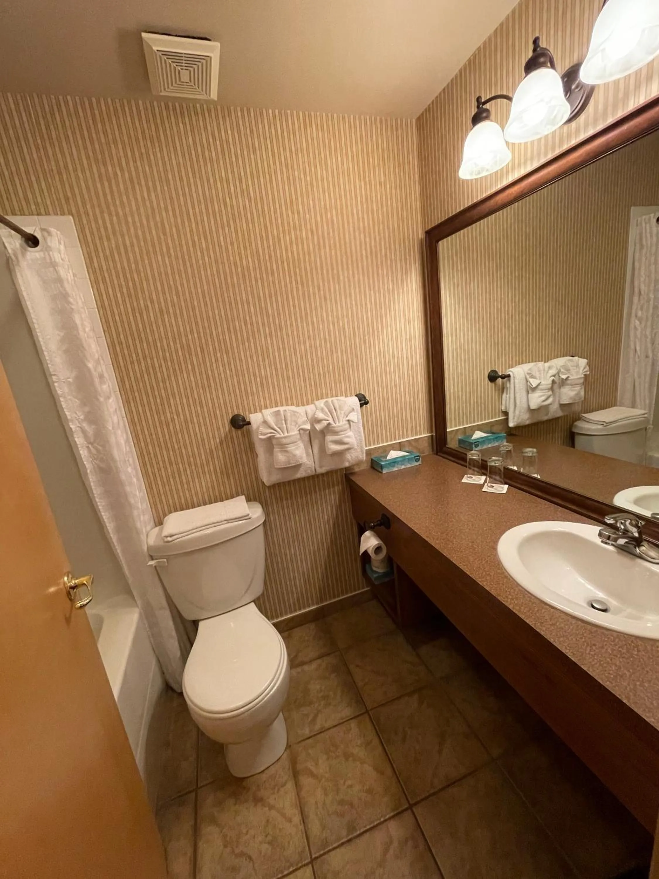 Bathroom in Elkwater Lake Lodge and Resort