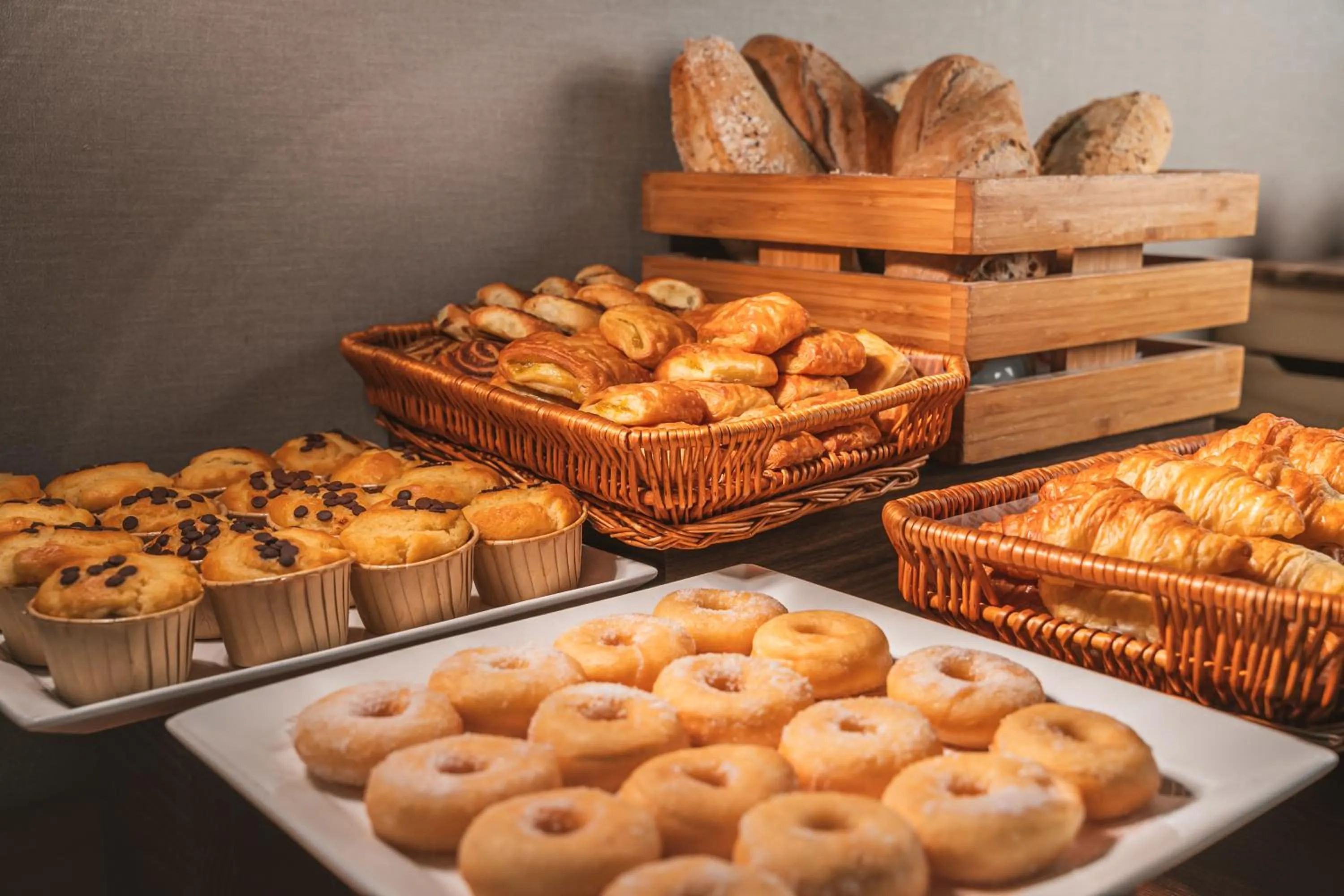 Food and drinks in Hotel Traveltine Downtown Singapore, Trademark Collection