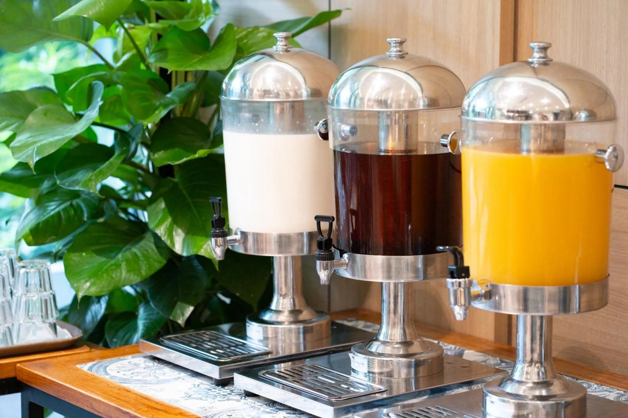 Food and drinks in Hotel Traveltine Downtown Singapore, Trademark Collection