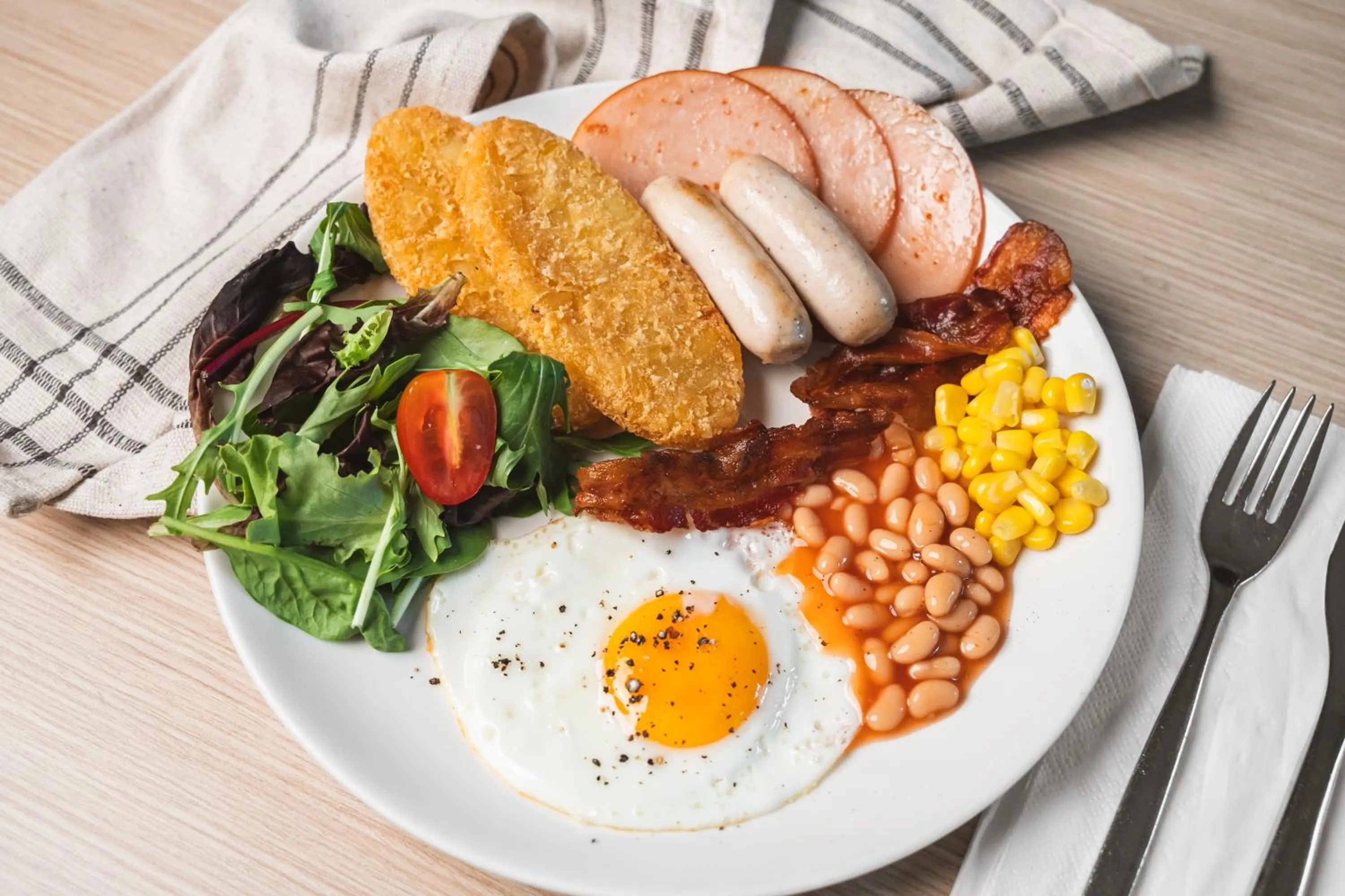 Food and drinks in Hotel Traveltine Downtown Singapore, Trademark Collection