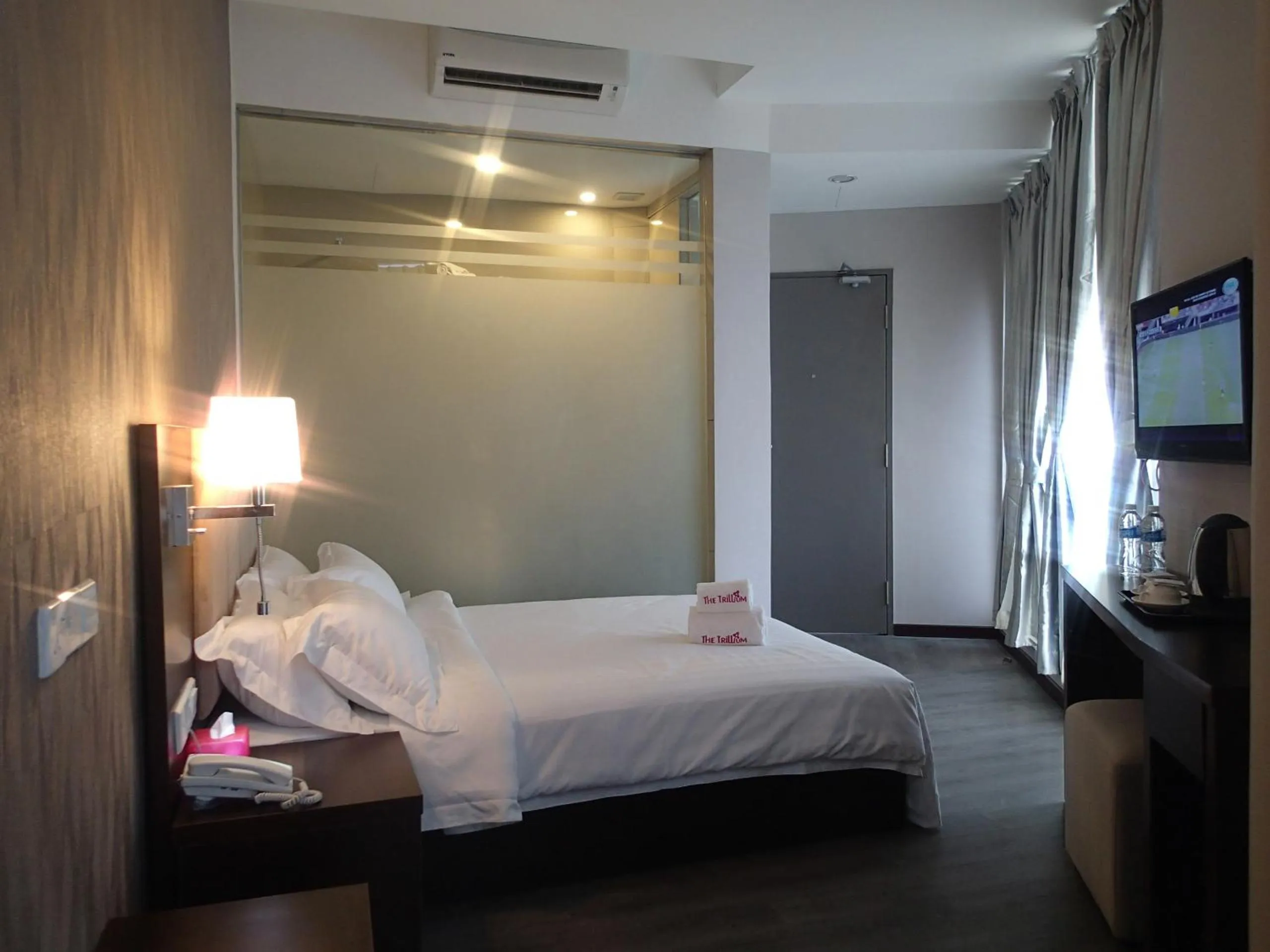 Photo of the whole room, Bed in Hotel Trillium