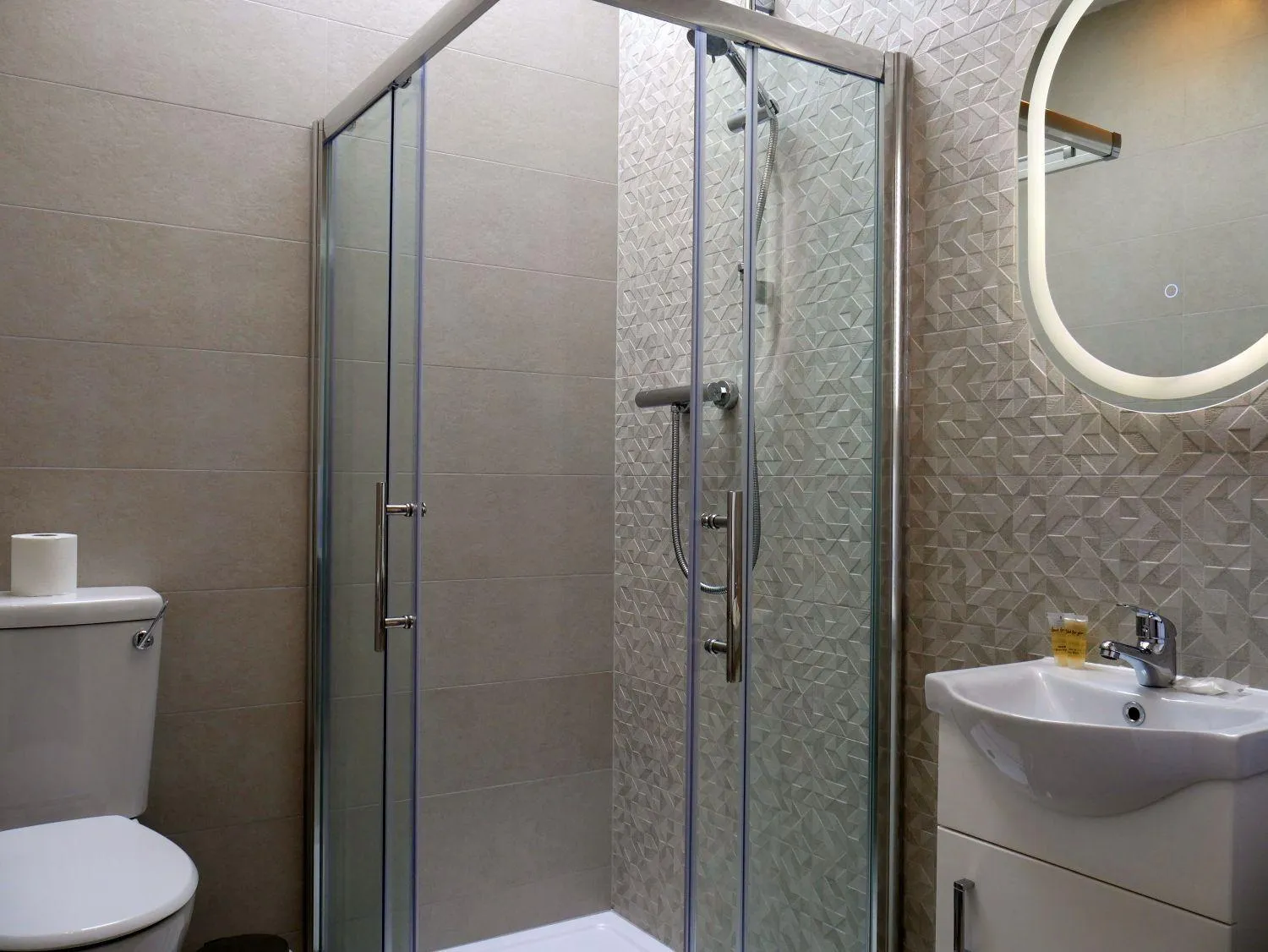 Shower in Desota House Bed and Breakfast