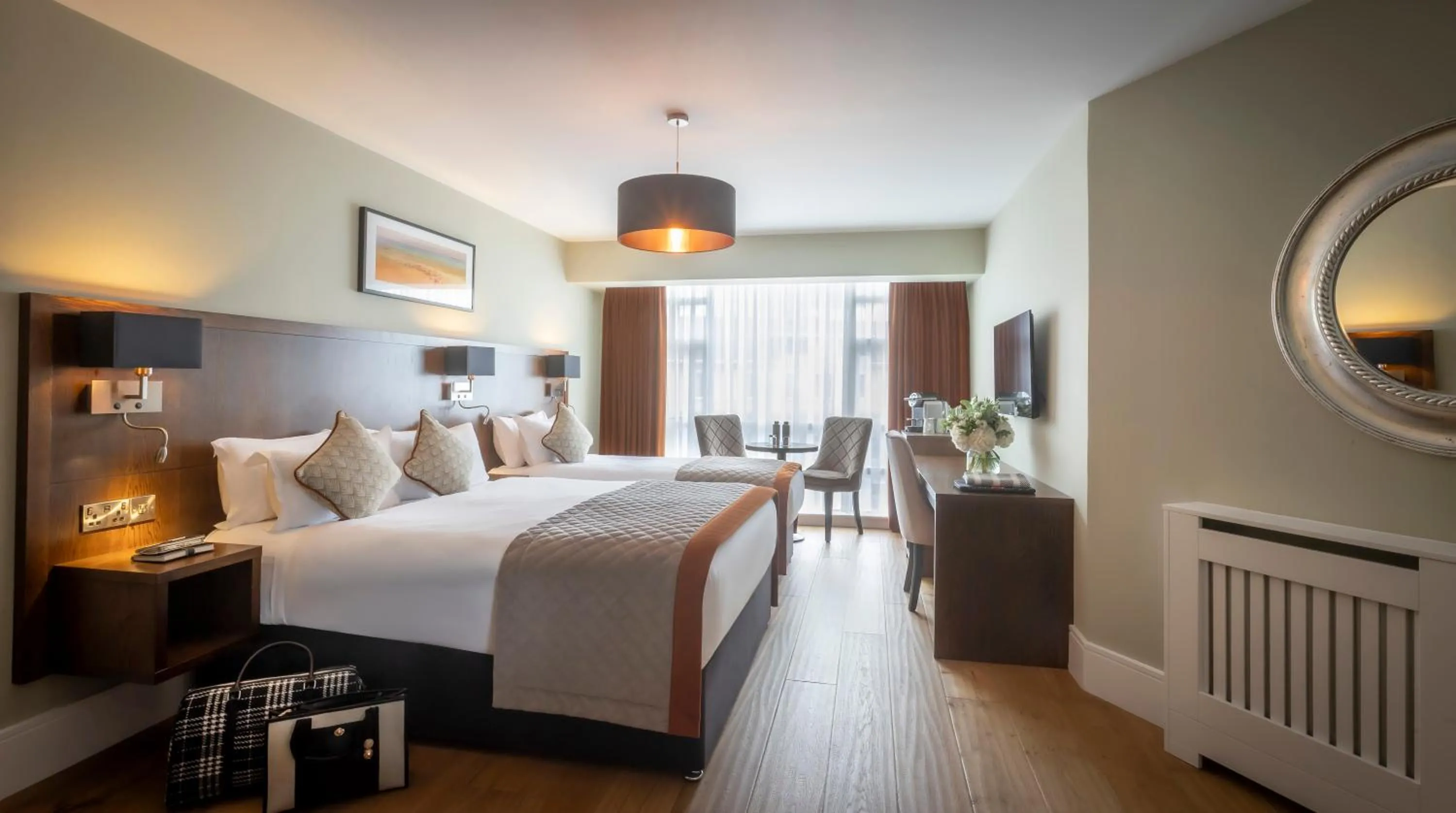 Photo of the whole room, Bed in Glenroyal Hotel