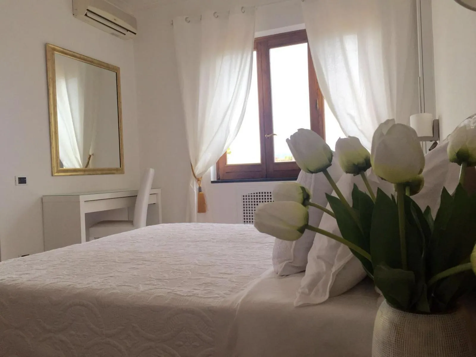 Photo of the whole room, Bed in Villa Charme