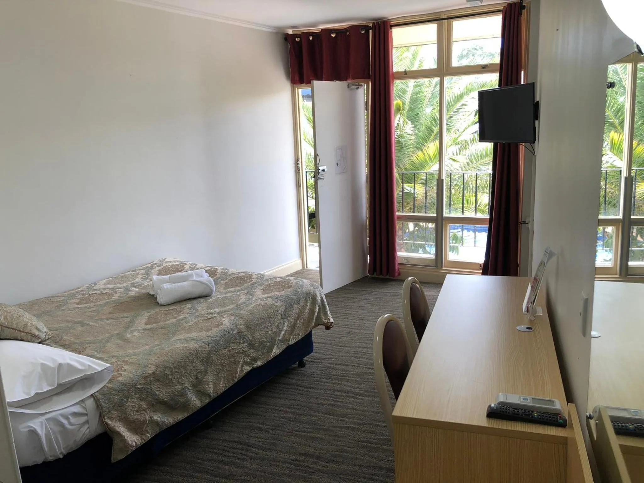 Bed in Jacksons Motor Inn