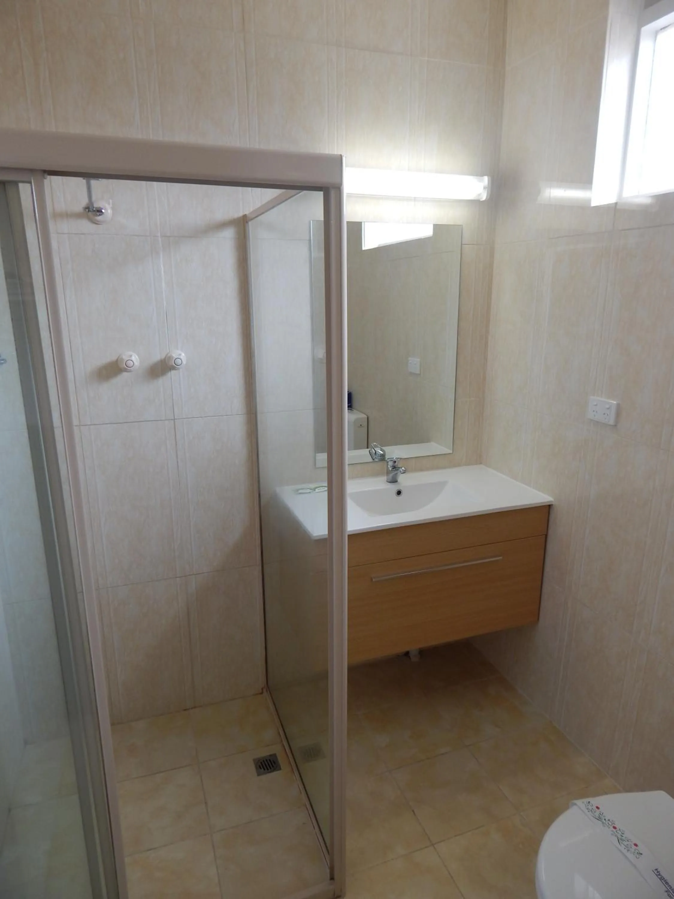 Bathroom in Jacksons Motor Inn