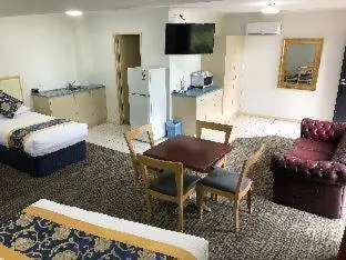 Bed in Jacksons Motor Inn