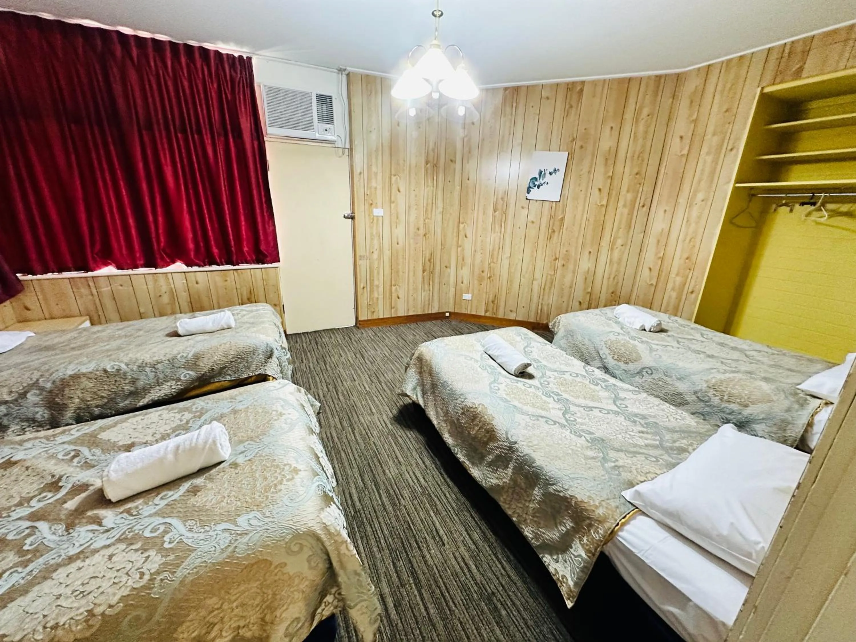 Bed in Jacksons Motor Inn