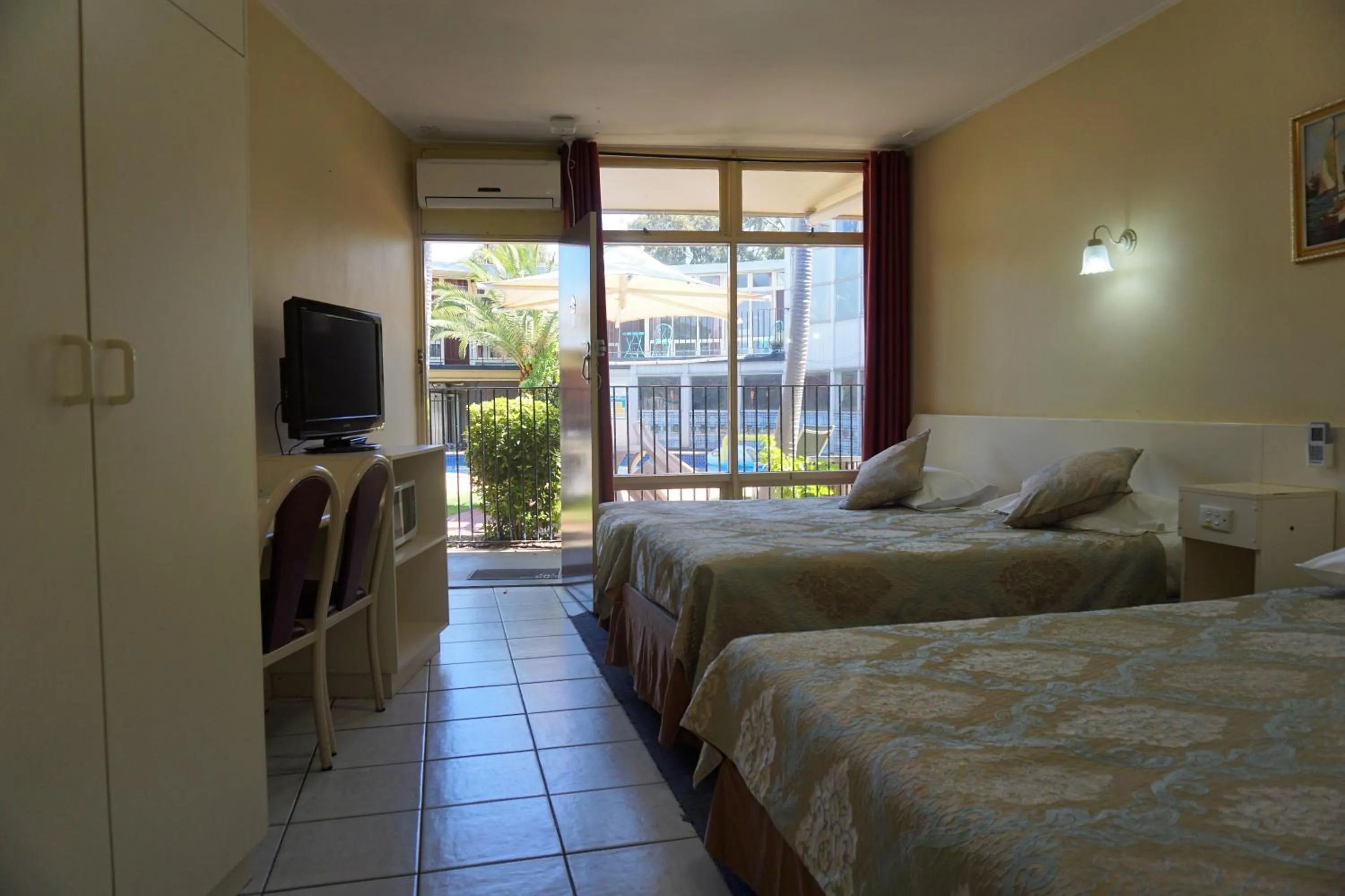 Bed in Jacksons Motor Inn