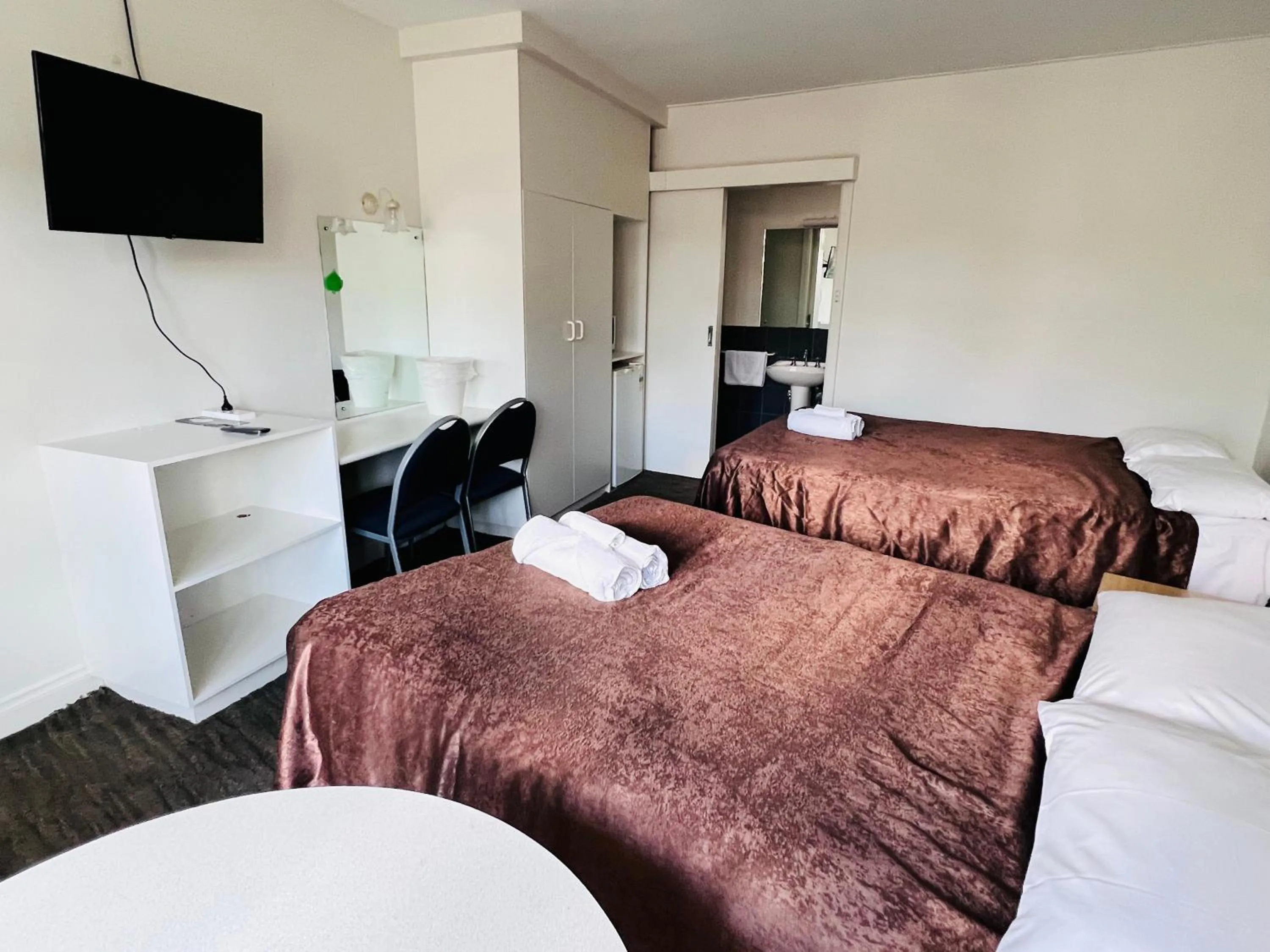 Bed in Jacksons Motor Inn