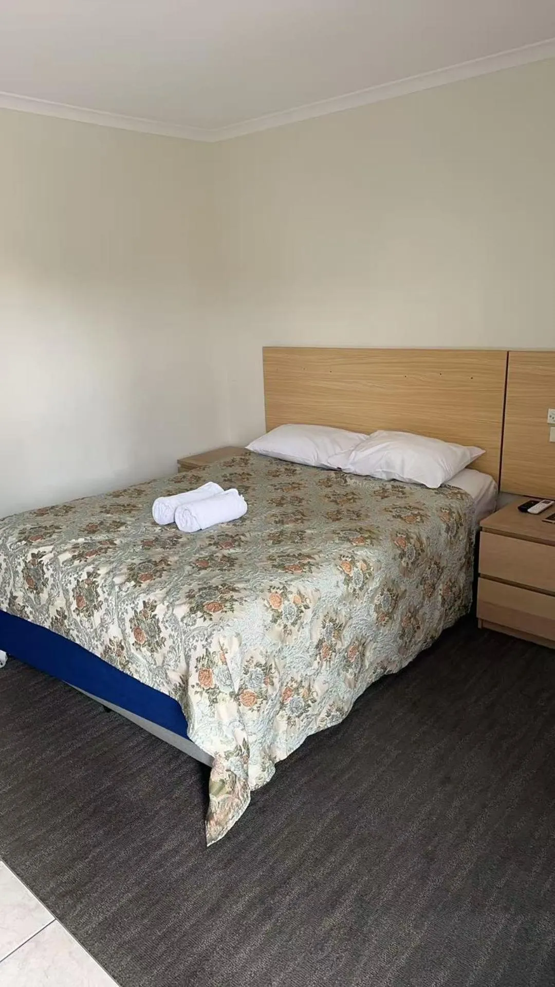 Bed in Jacksons Motor Inn