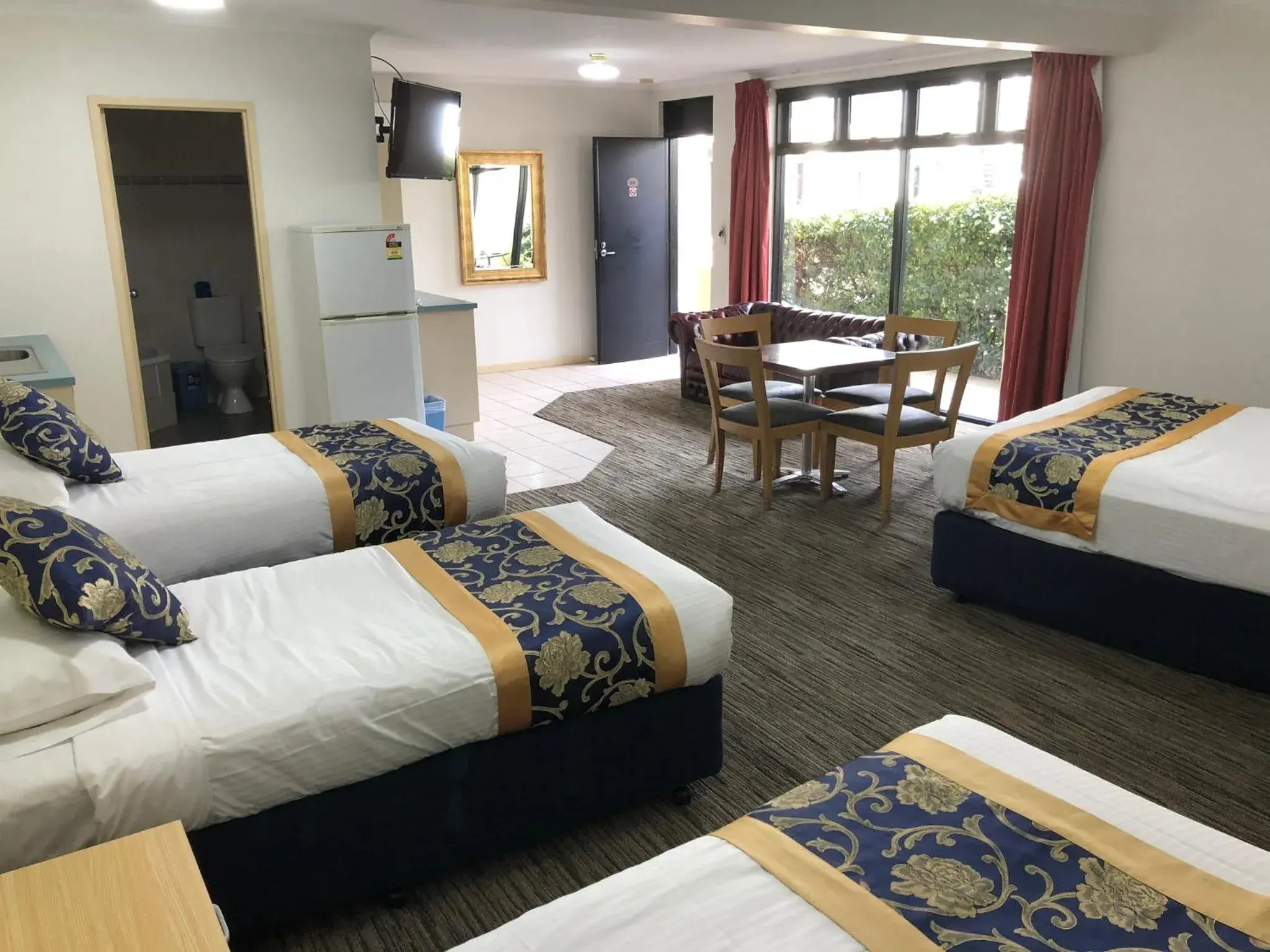 Family Room with Bath in Jacksons Motor Inn Family Room with Bath in Jacksons Motor Inn