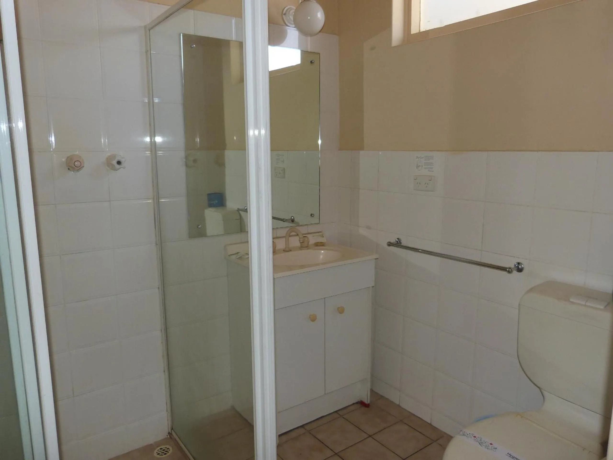 Bathroom in Jacksons Motor Inn