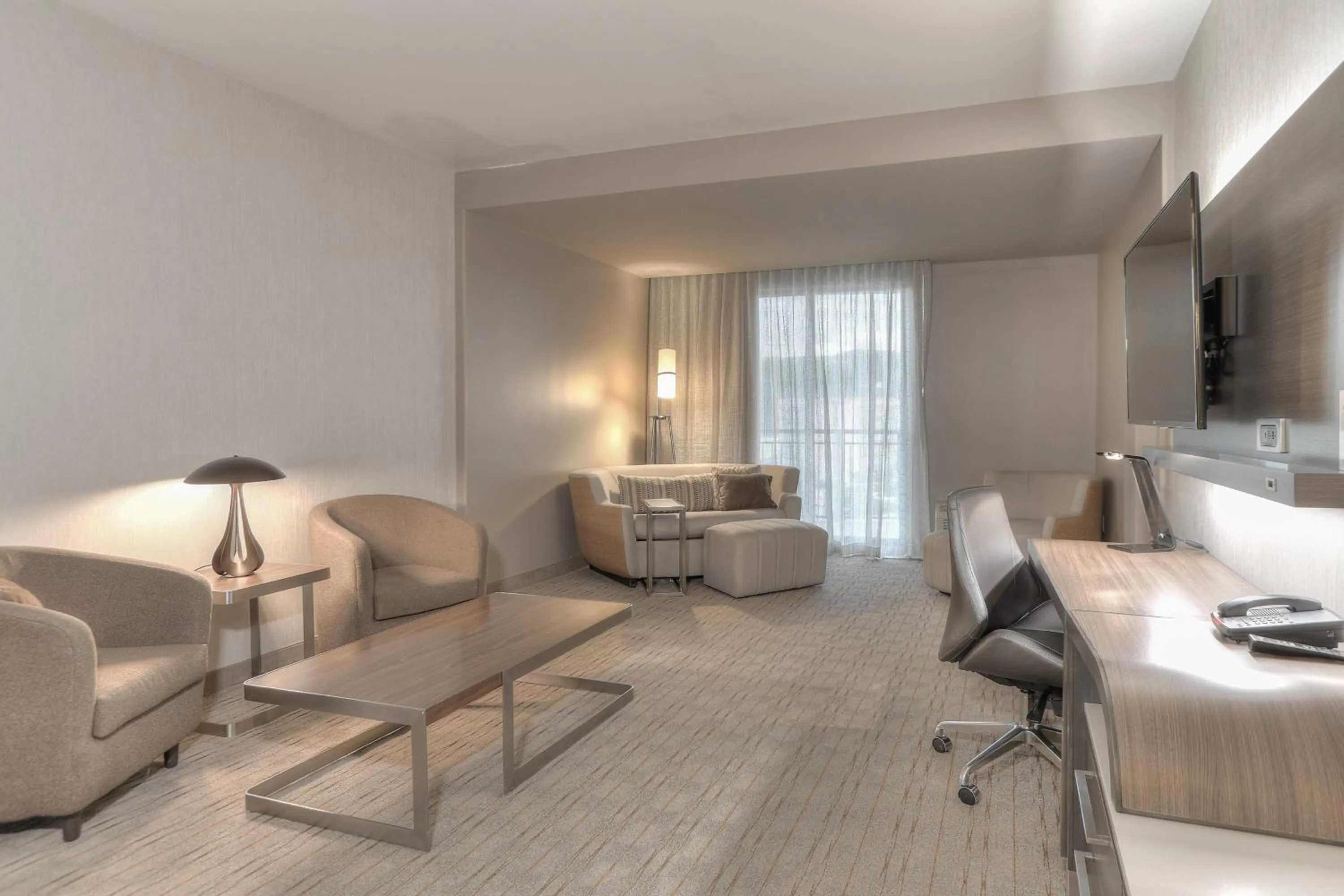 Living room in Courtyard by Marriott Pigeon Forge