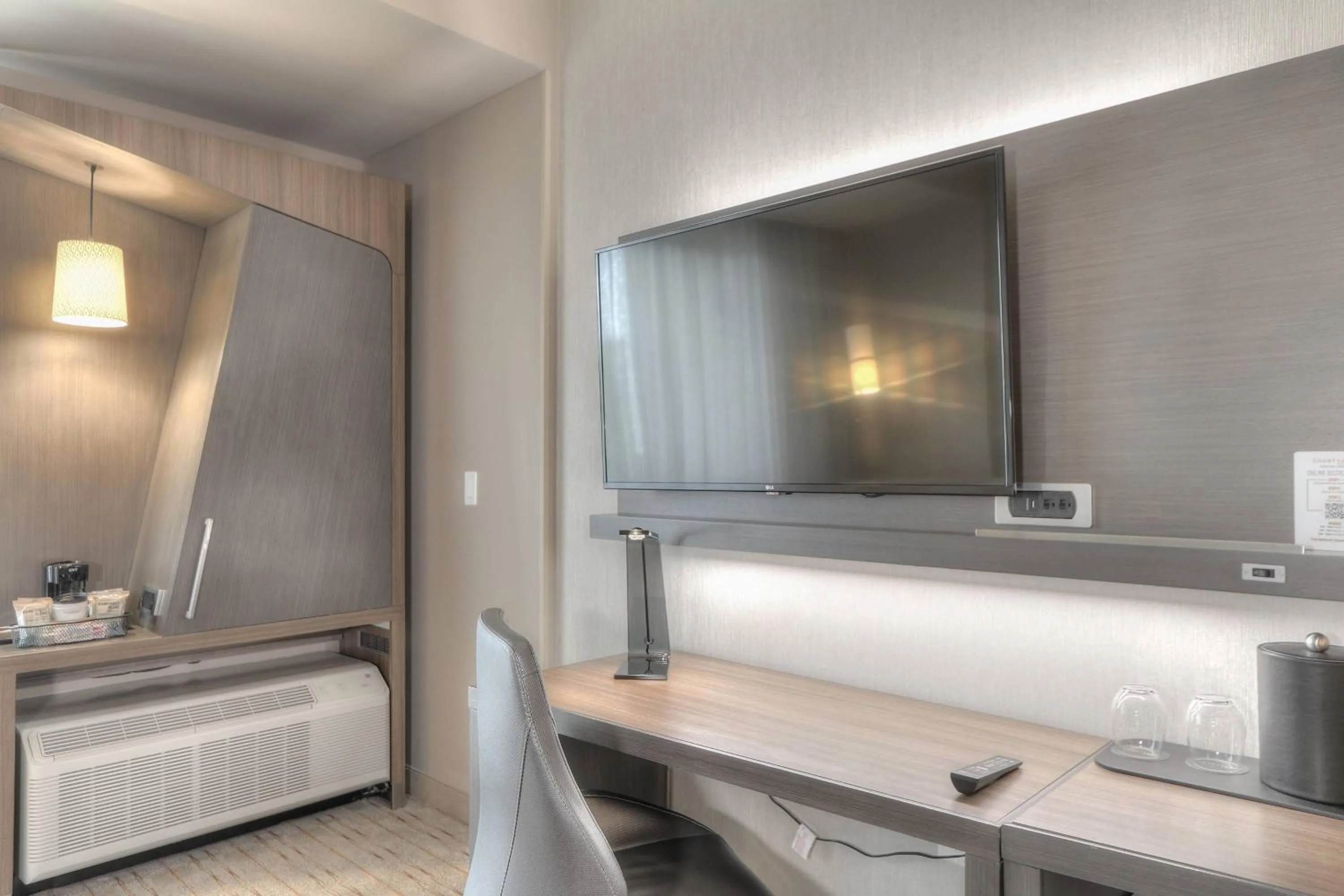 Photo of the whole room in Courtyard by Marriott Pigeon Forge