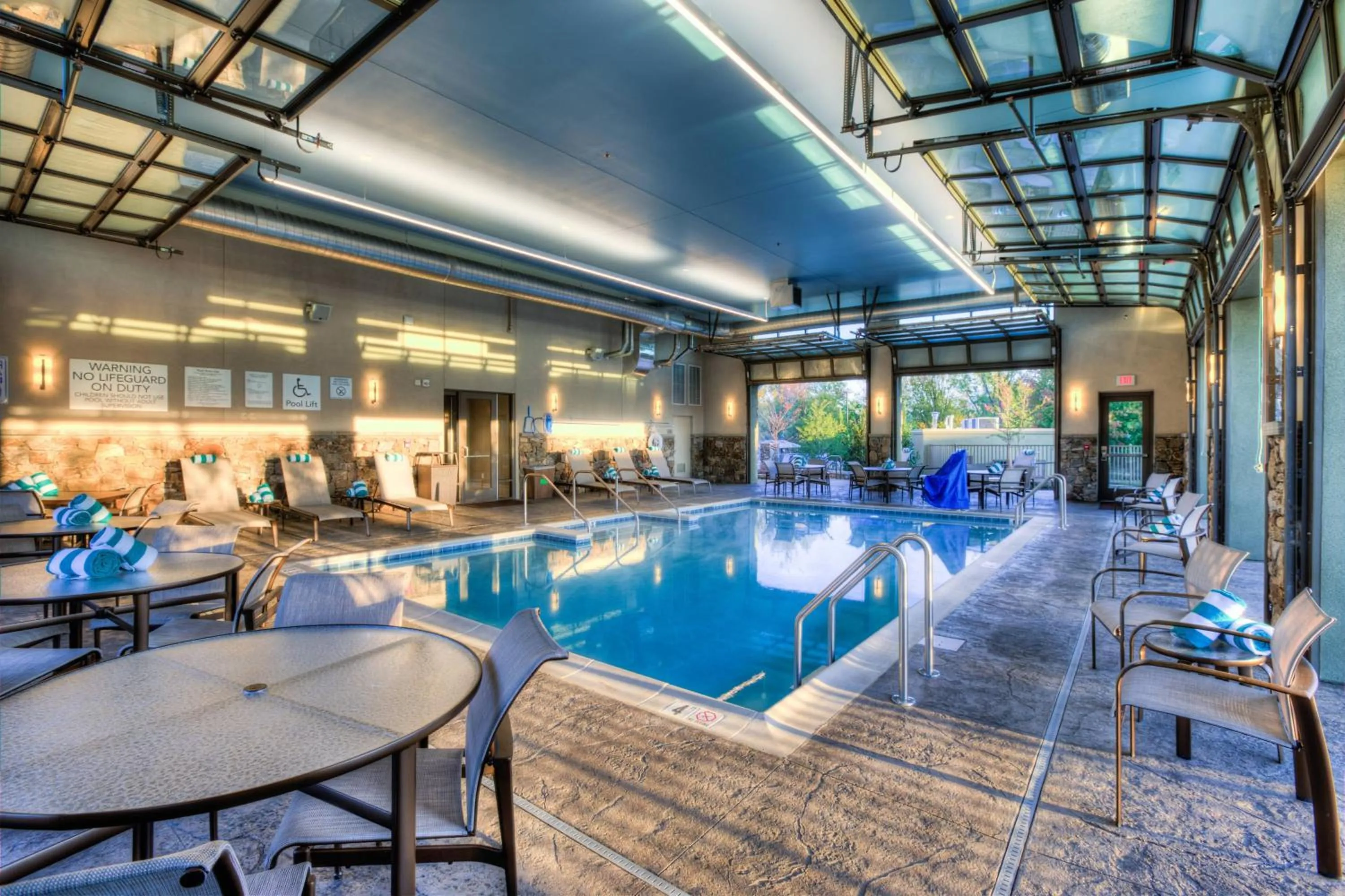 Swimming pool in Courtyard by Marriott Pigeon Forge
