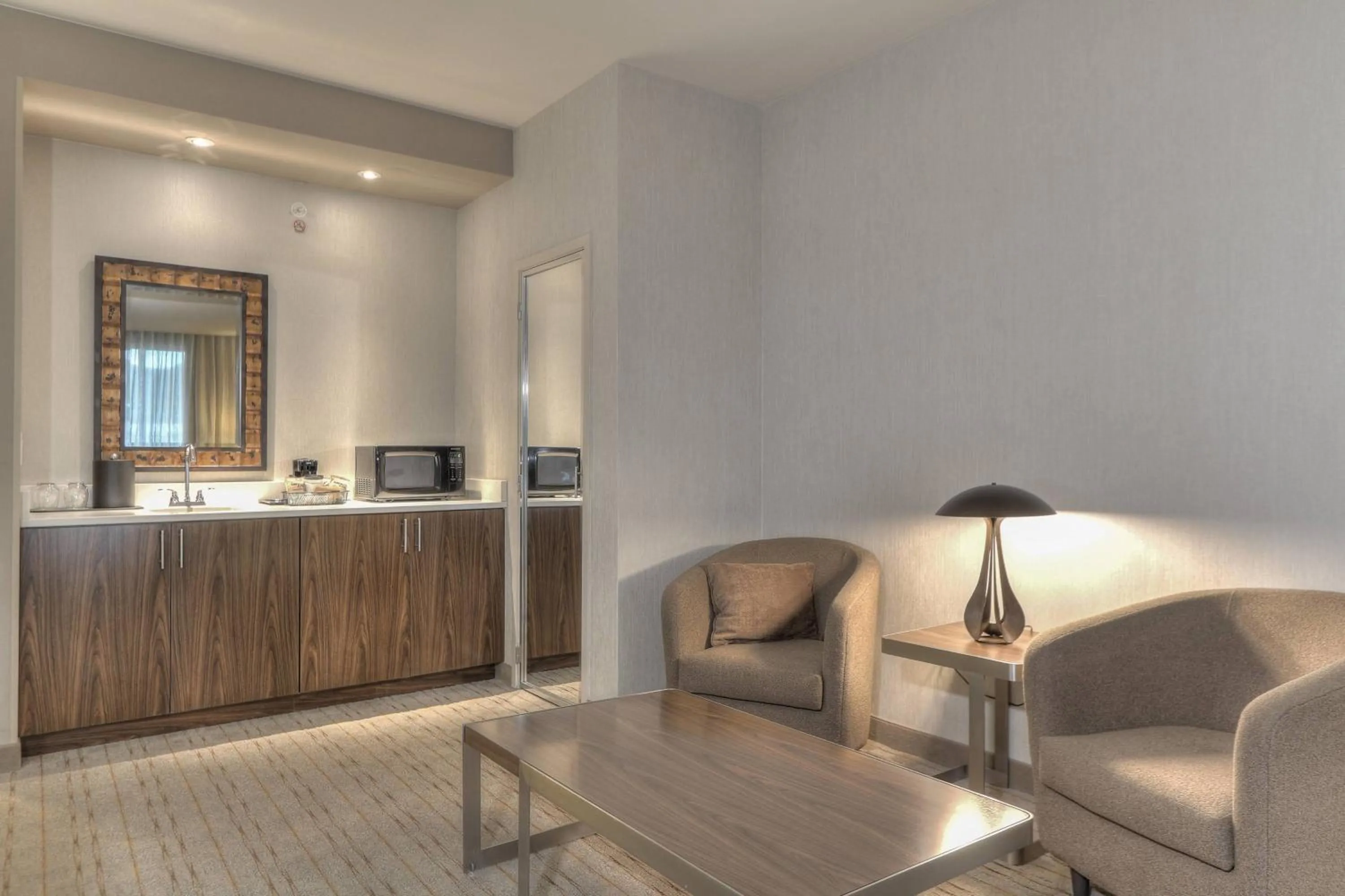 Living room in Courtyard by Marriott Pigeon Forge