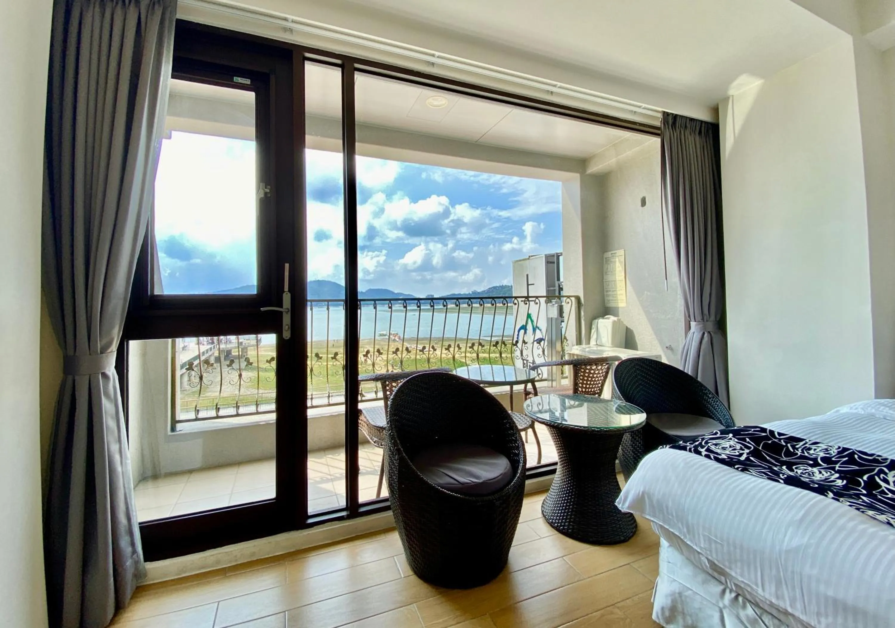 Photo of the whole room, Bed in Ming Yue Hu Hotel