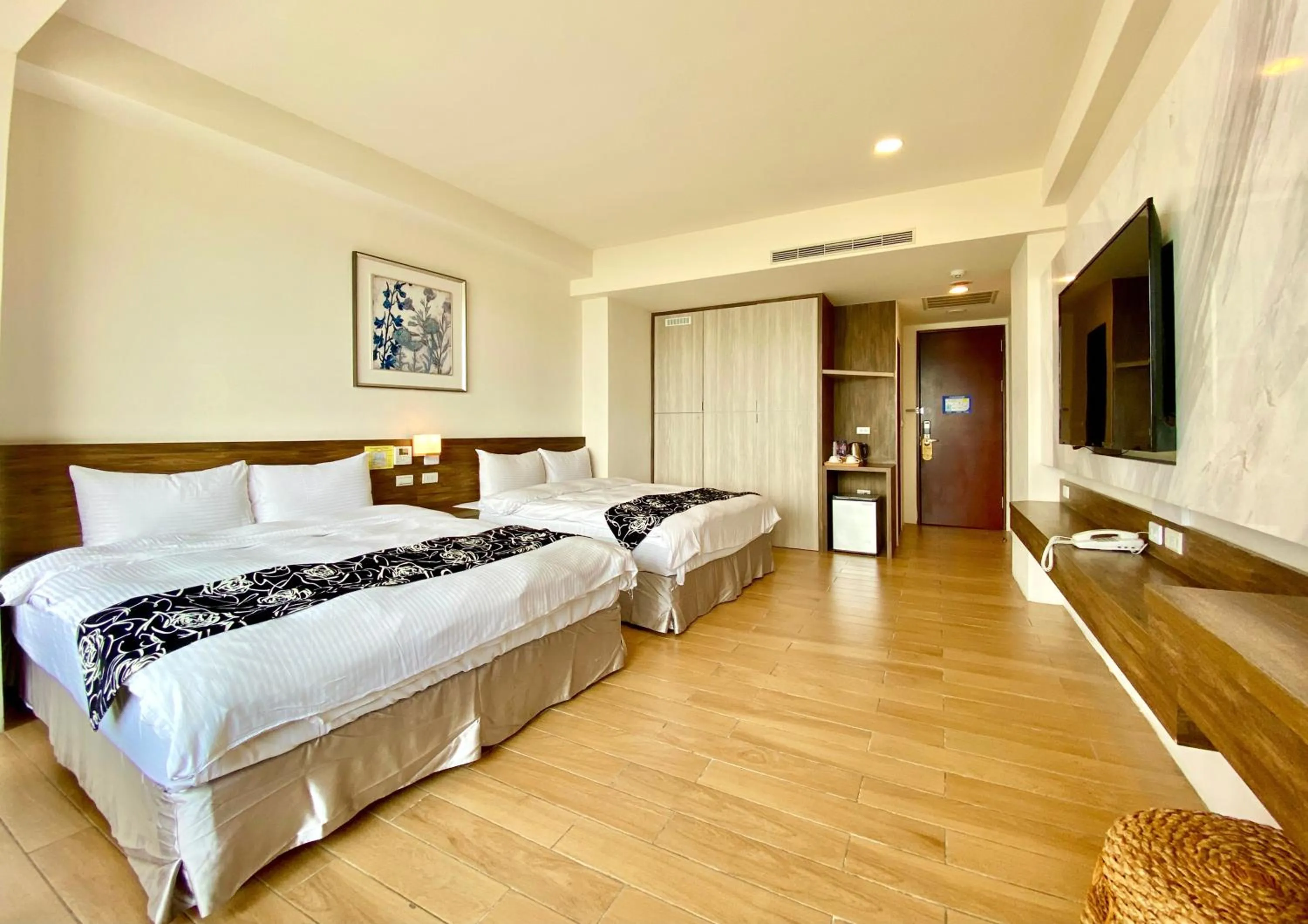 Photo of the whole room, Bed in Ming Yue Hu Hotel