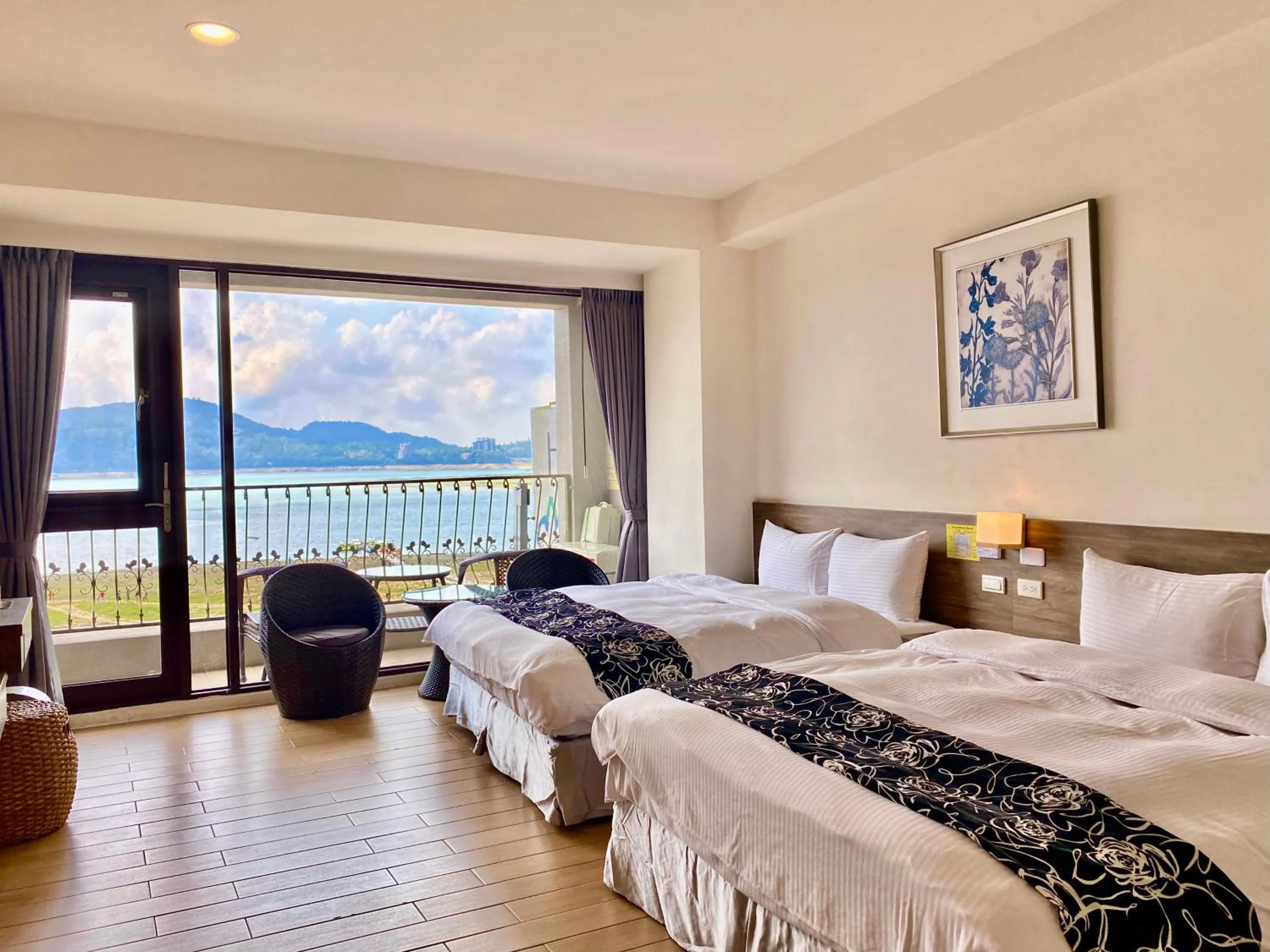 Photo of the whole room, Bed in Ming Yue Hu Hotel