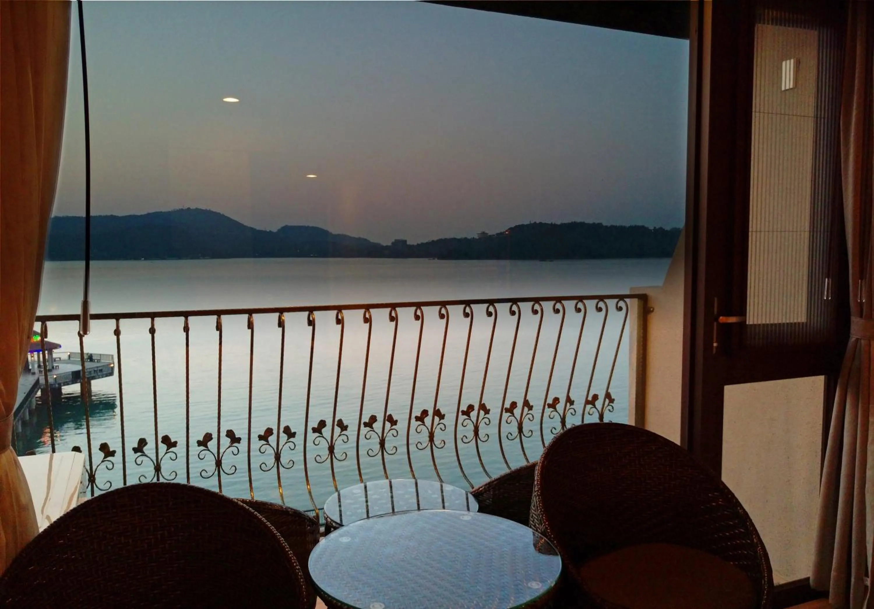 Night in Ming Yue Hu Hotel