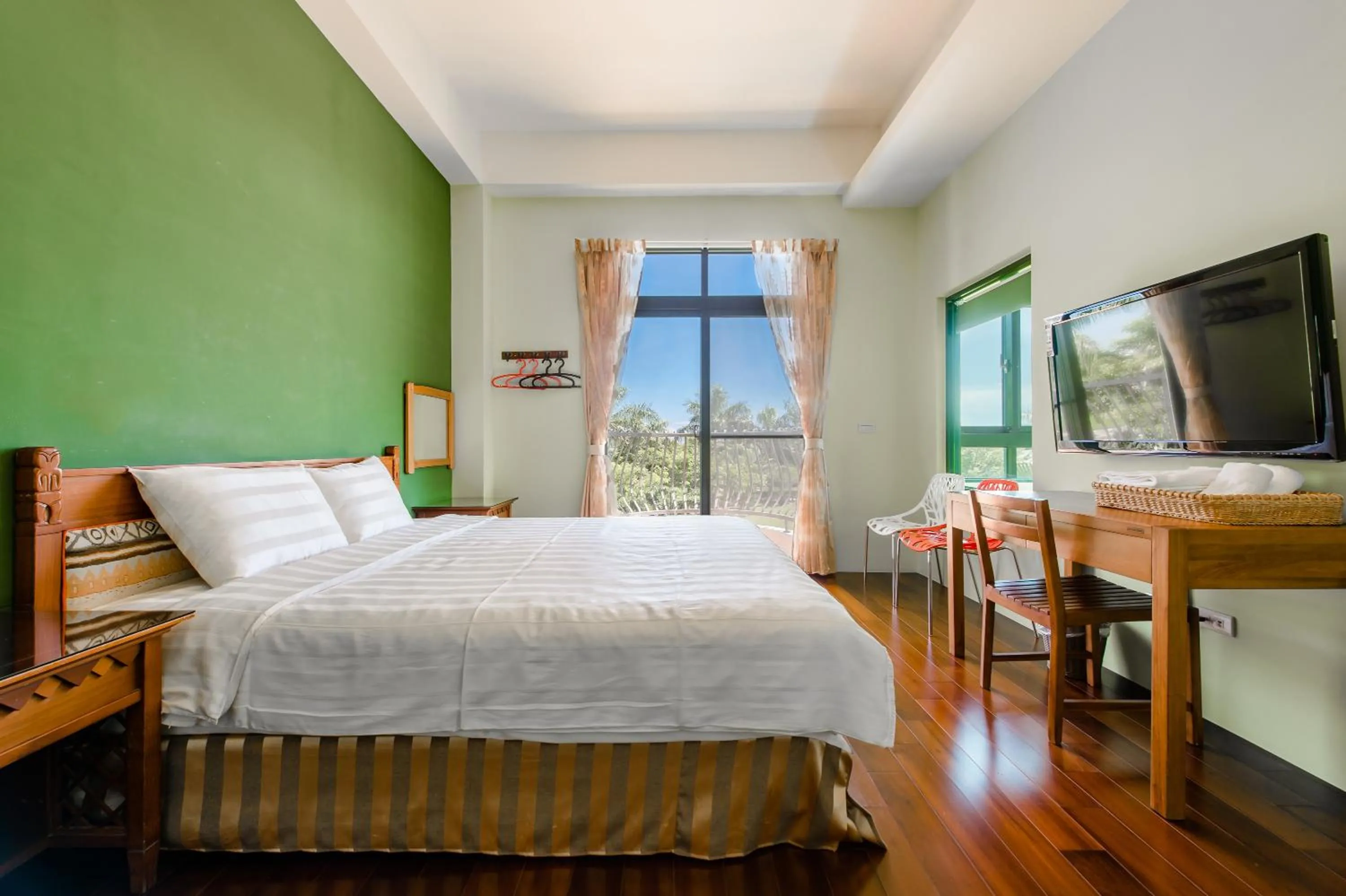 Photo of the whole room, Bed in Summer Garden