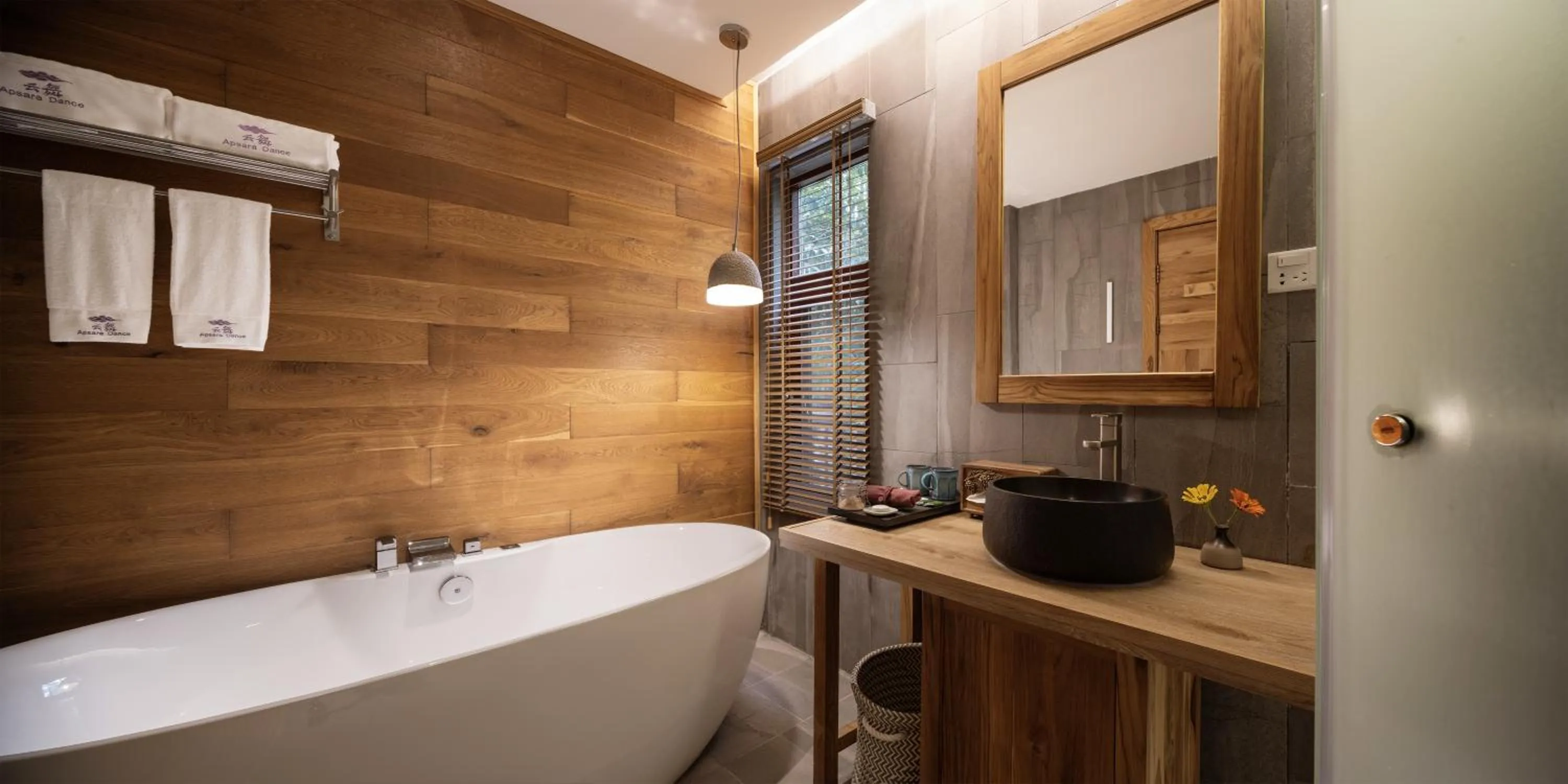 Toilet in Yangshuo The Apsara Lodge