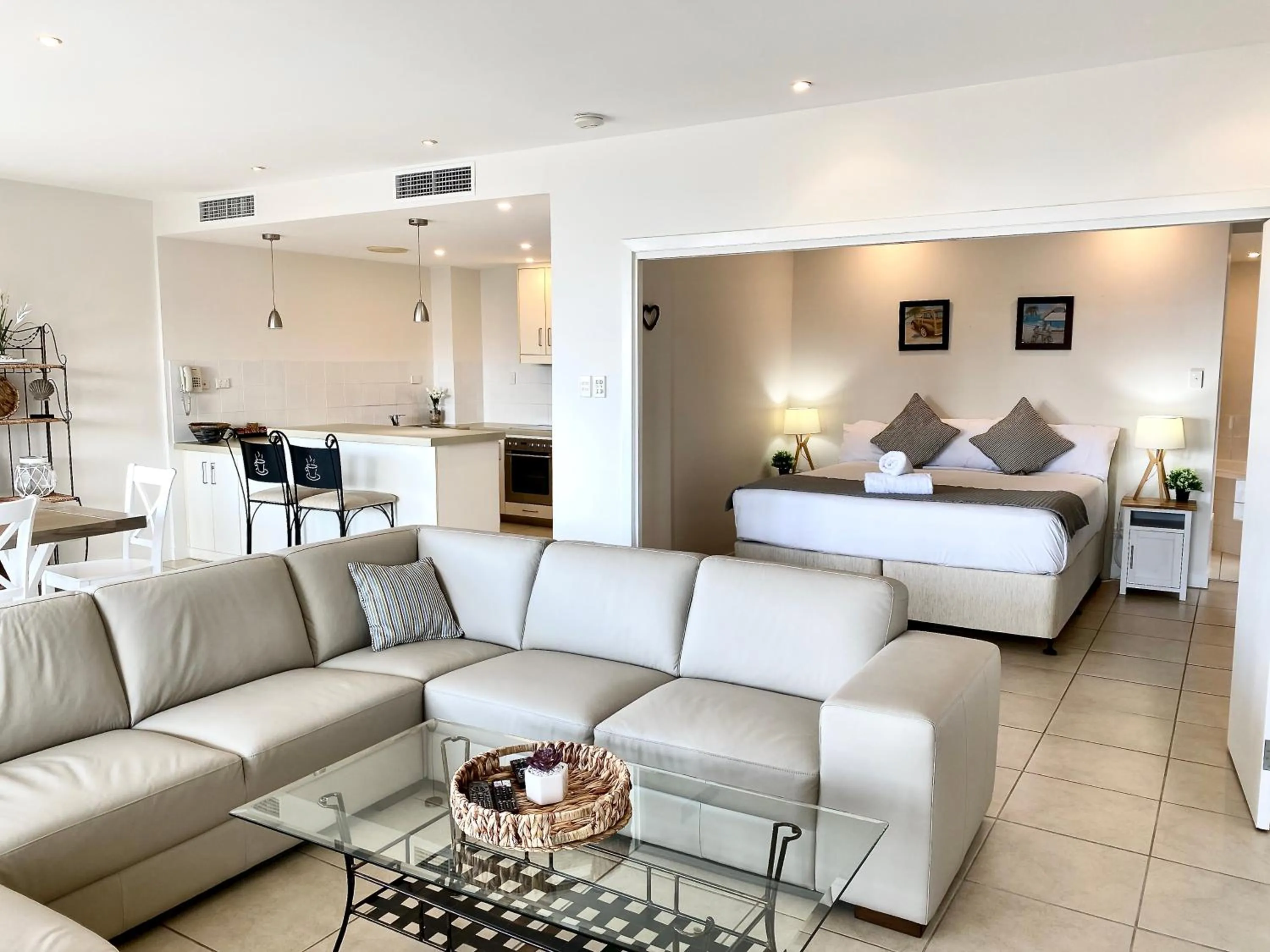 Kitchen or kitchenette, Bed in Rainbow Ocean Palms Resort