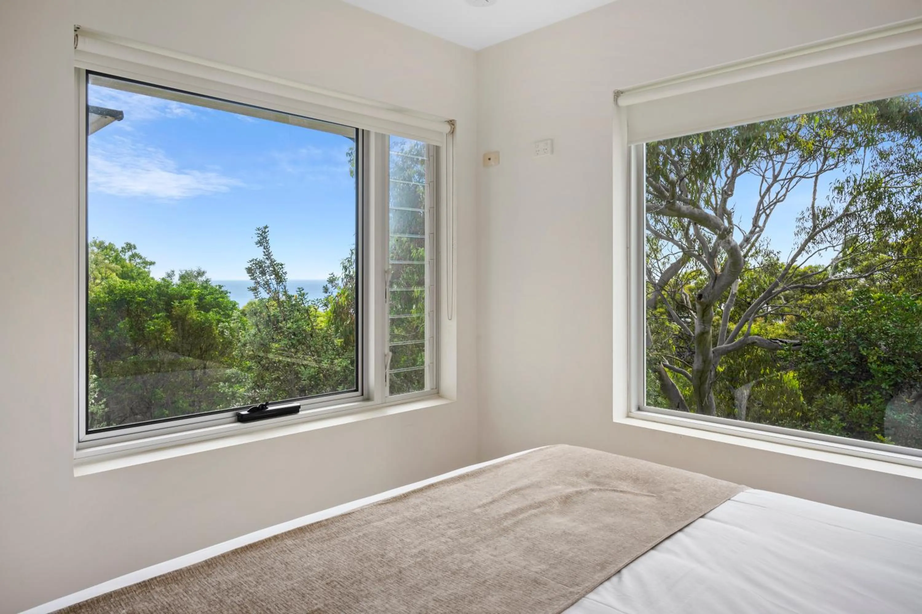 Bed in Rainbow Ocean Palms Resort
