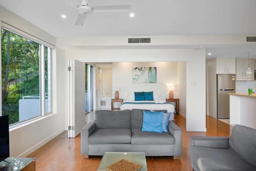 Kitchen or kitchenette, Bed in Rainbow Ocean Palms Resort