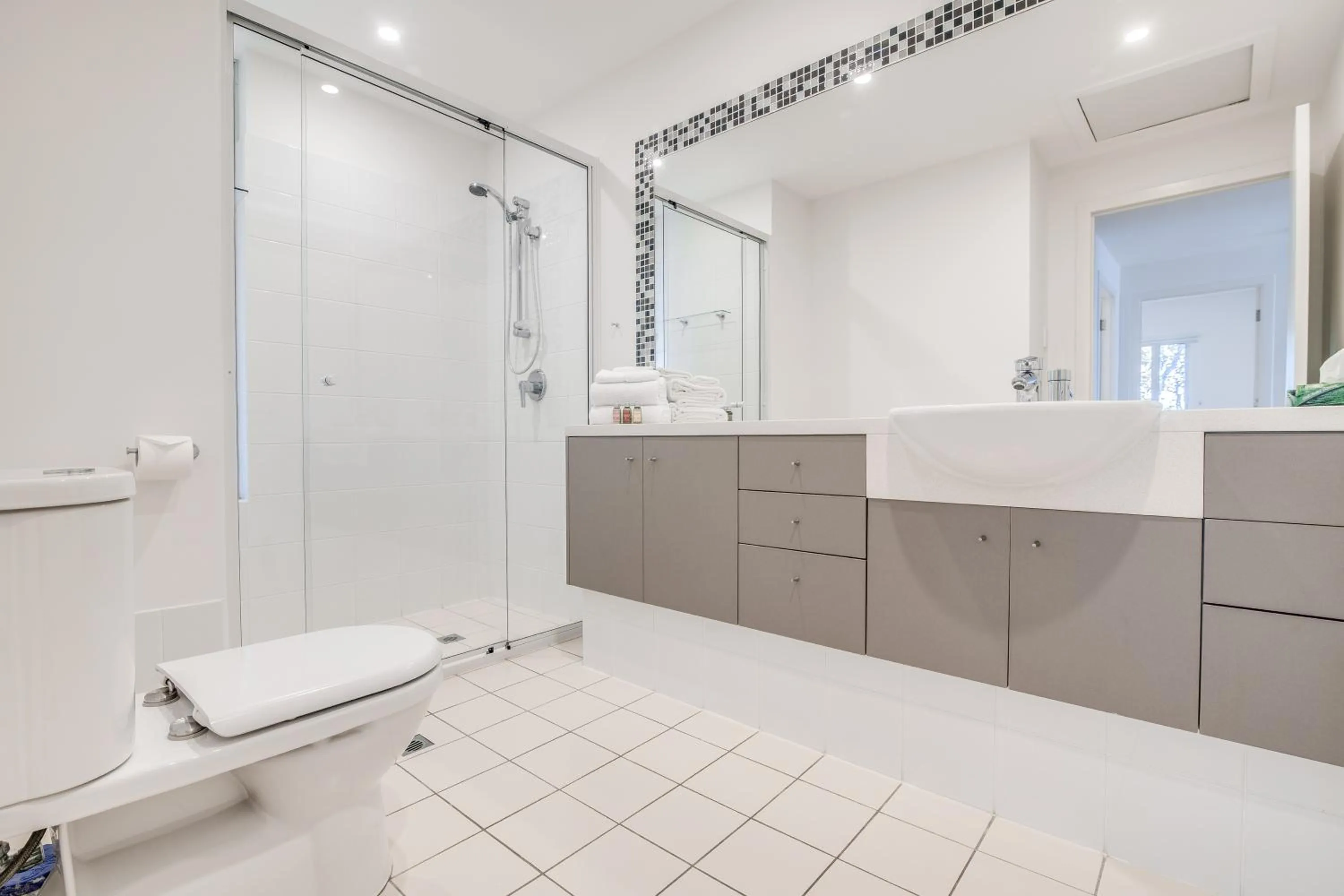 Shower in Rainbow Ocean Palms Resort