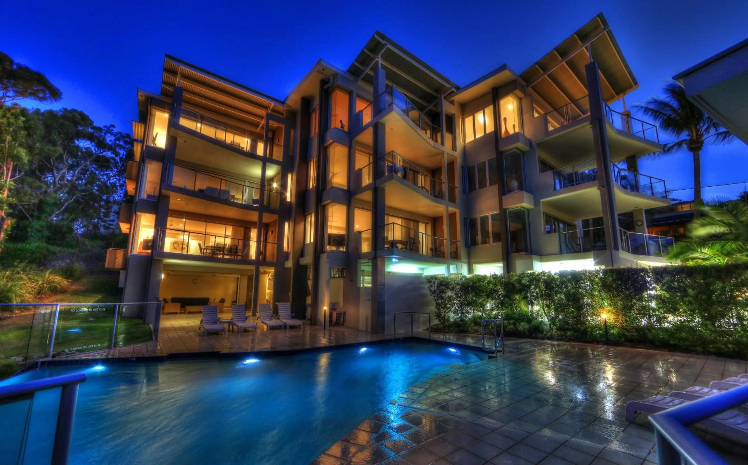 Facade/entrance in Rainbow Ocean Palms Resort
