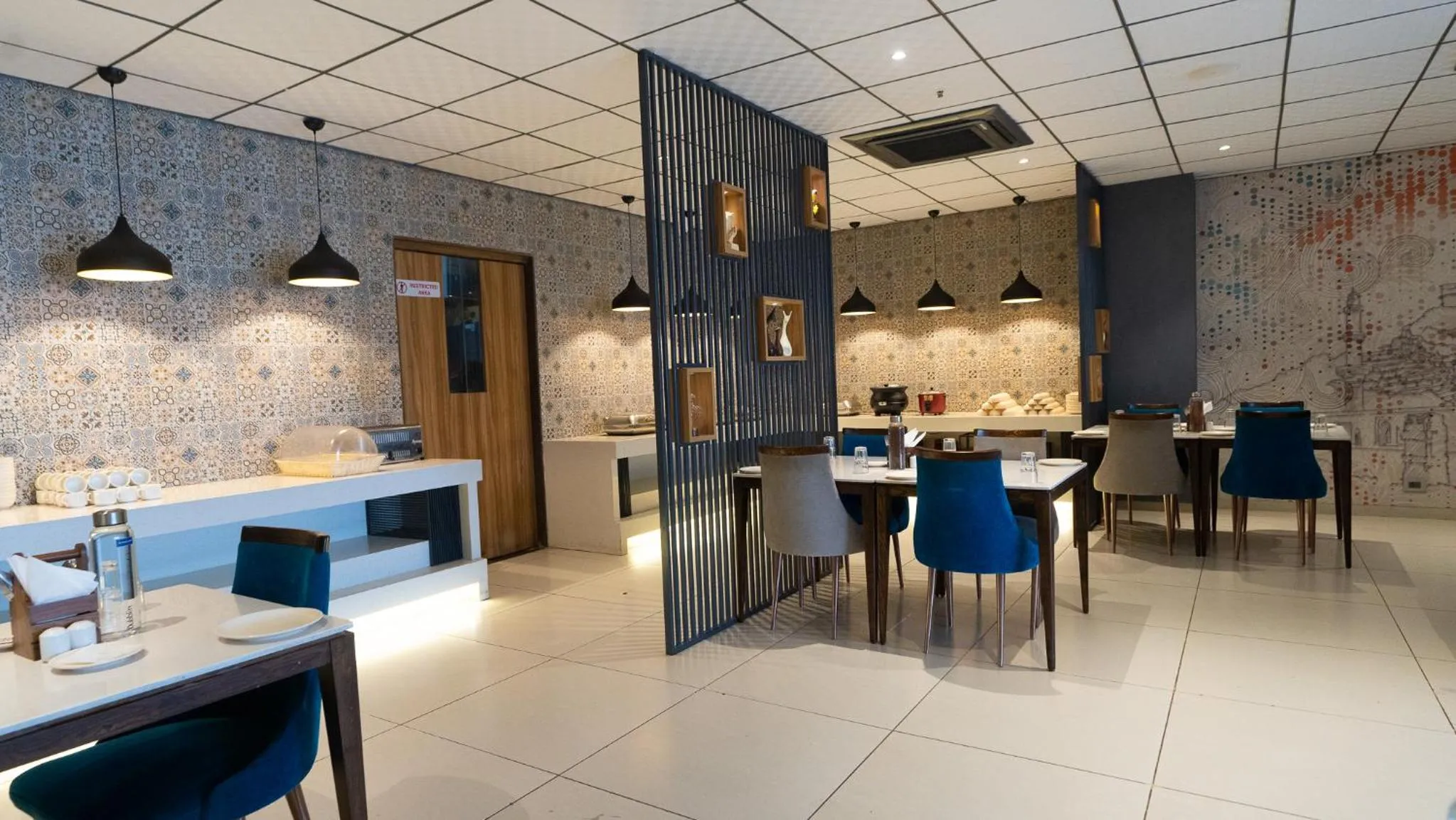 Restaurant/places to eat in 7 Apple Hotel Aurangabad