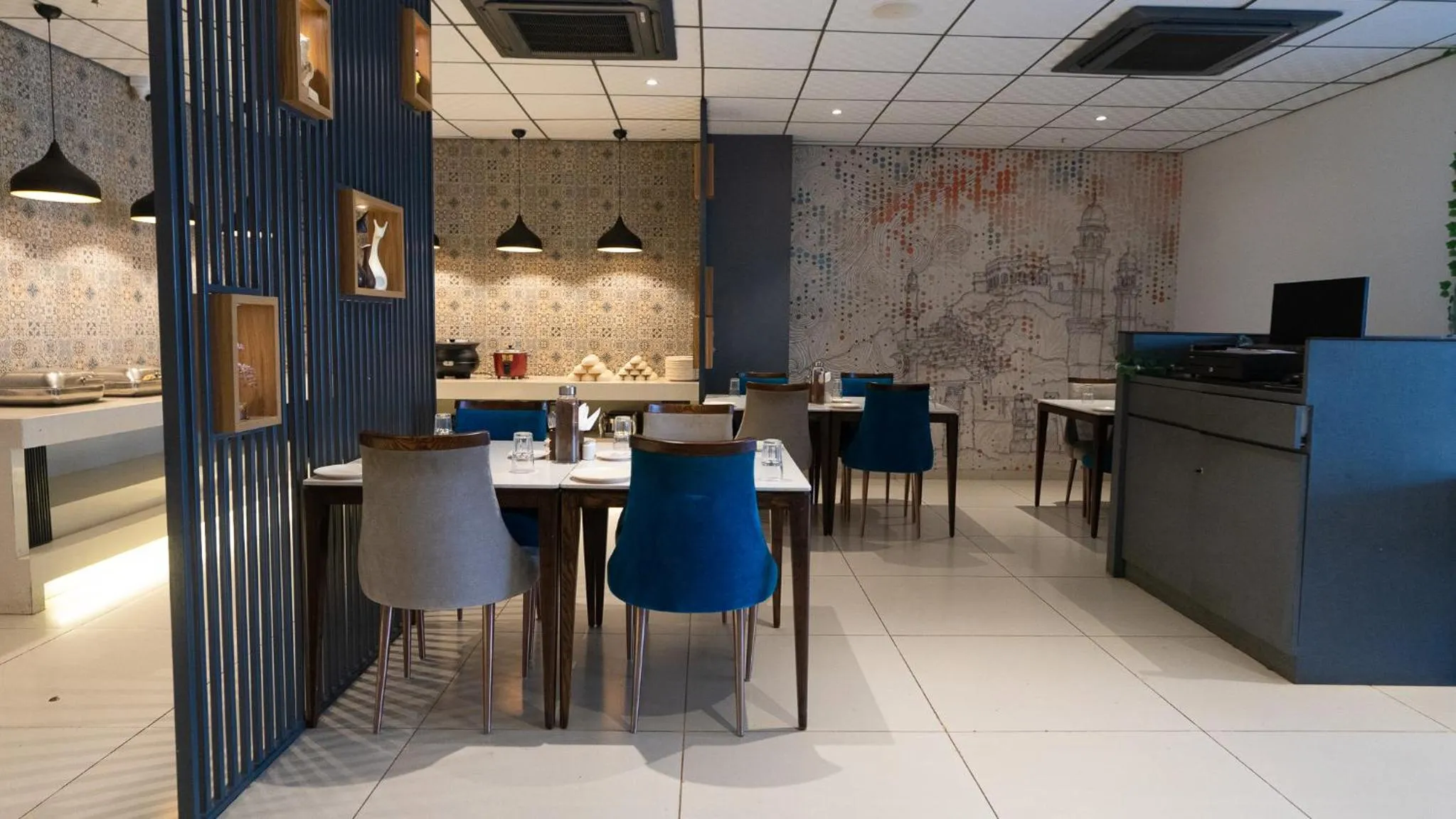 Restaurant/places to eat in 7 Apple Hotel Aurangabad