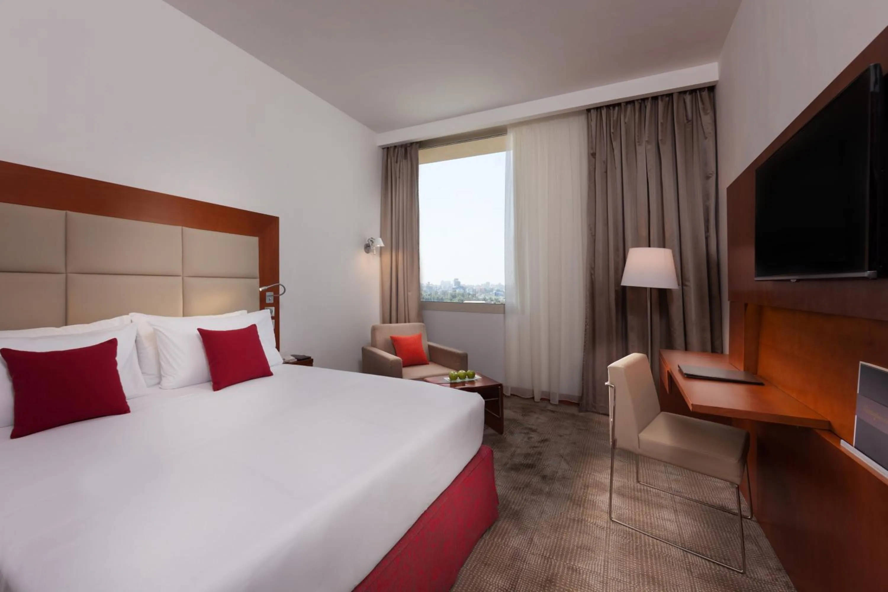 Bedroom, Bed in Steigenberger Hotel El Tahrir Cairo