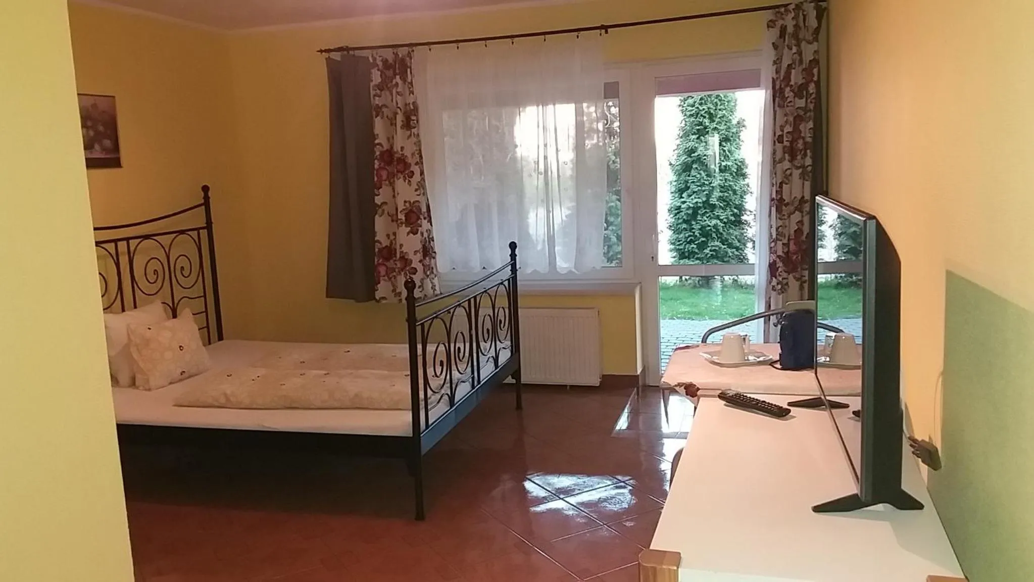 Photo of the whole room, Bed in W Starym Ogrodnictwie