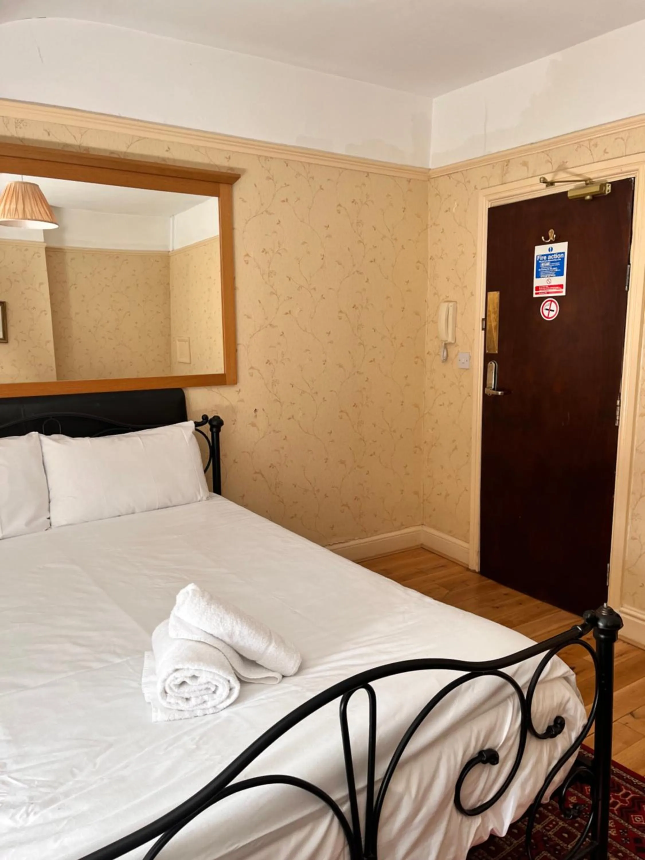 Bedroom, Bed in Beech Mount Grove Suites