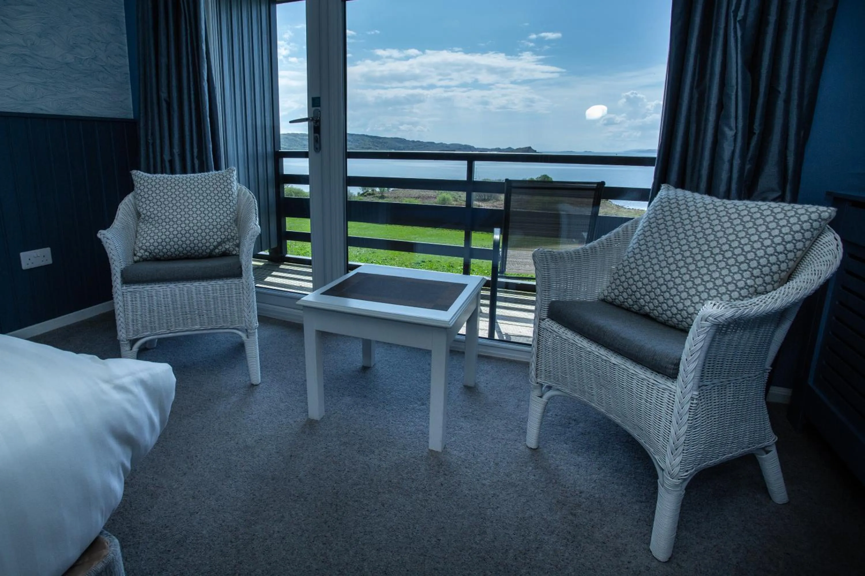 Balcony/Terrace, Bed in Loch Melfort Hotel
